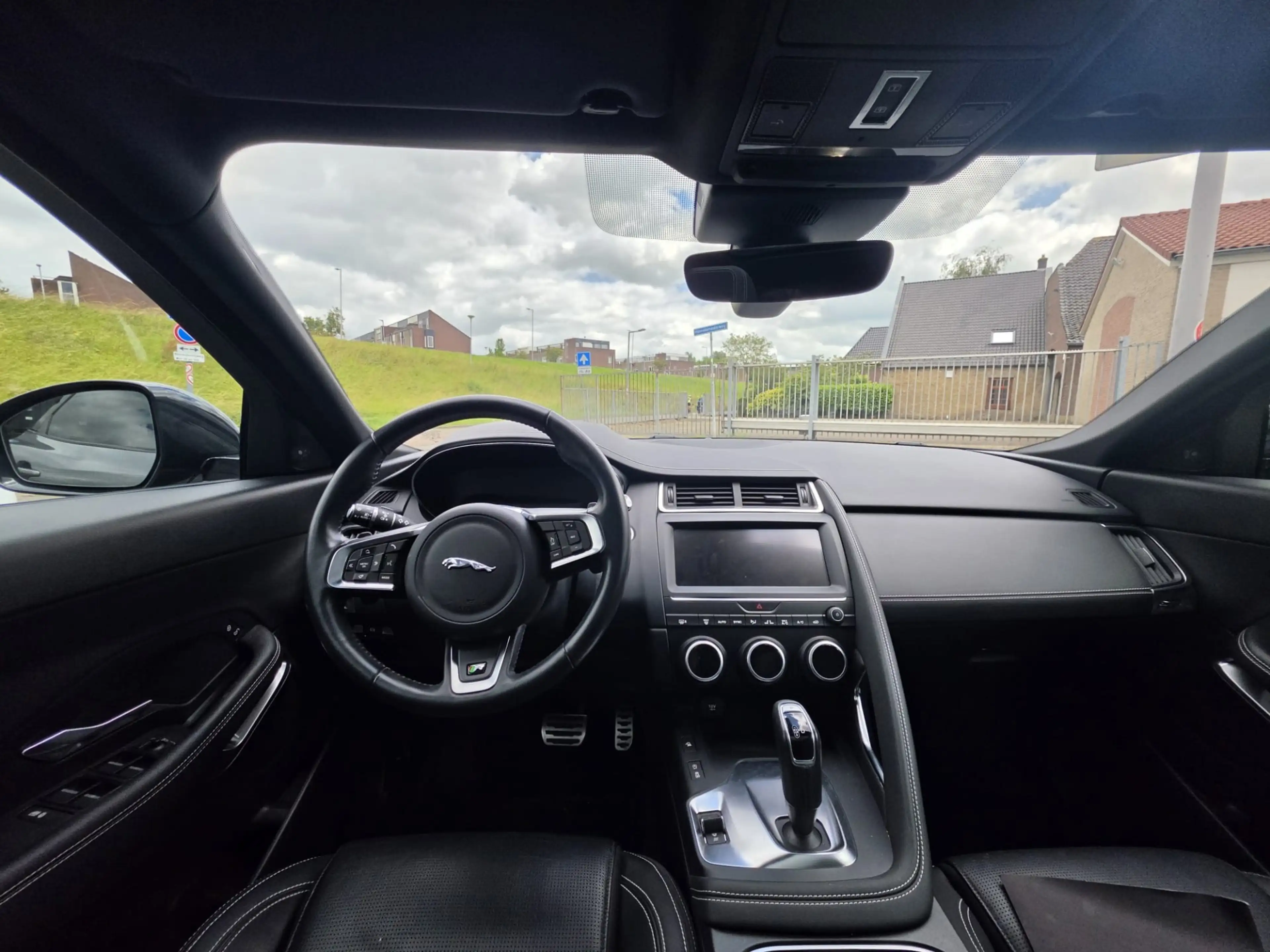 Jaguar E-Pace 2.0 P200 AWD R-Dynamic S — photo 15