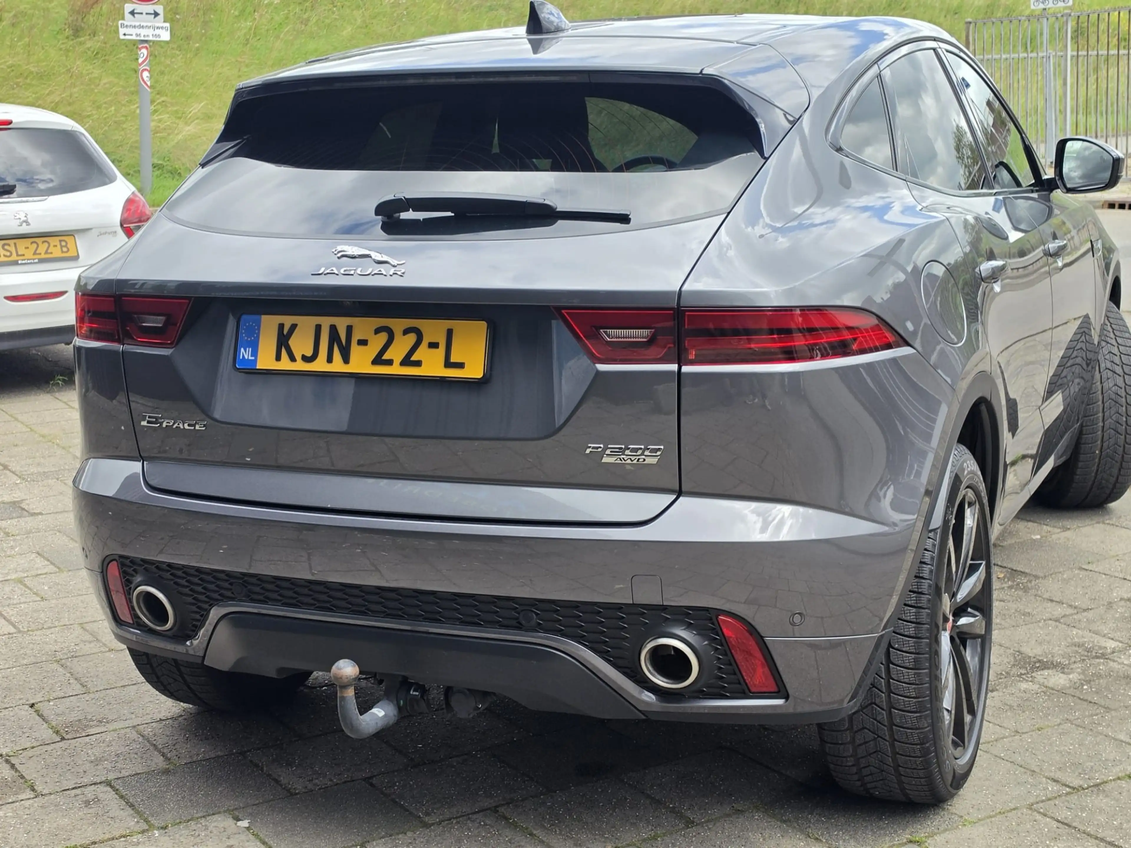 Jaguar E-Pace 2.0 P200 AWD R-Dynamic S — photo 9