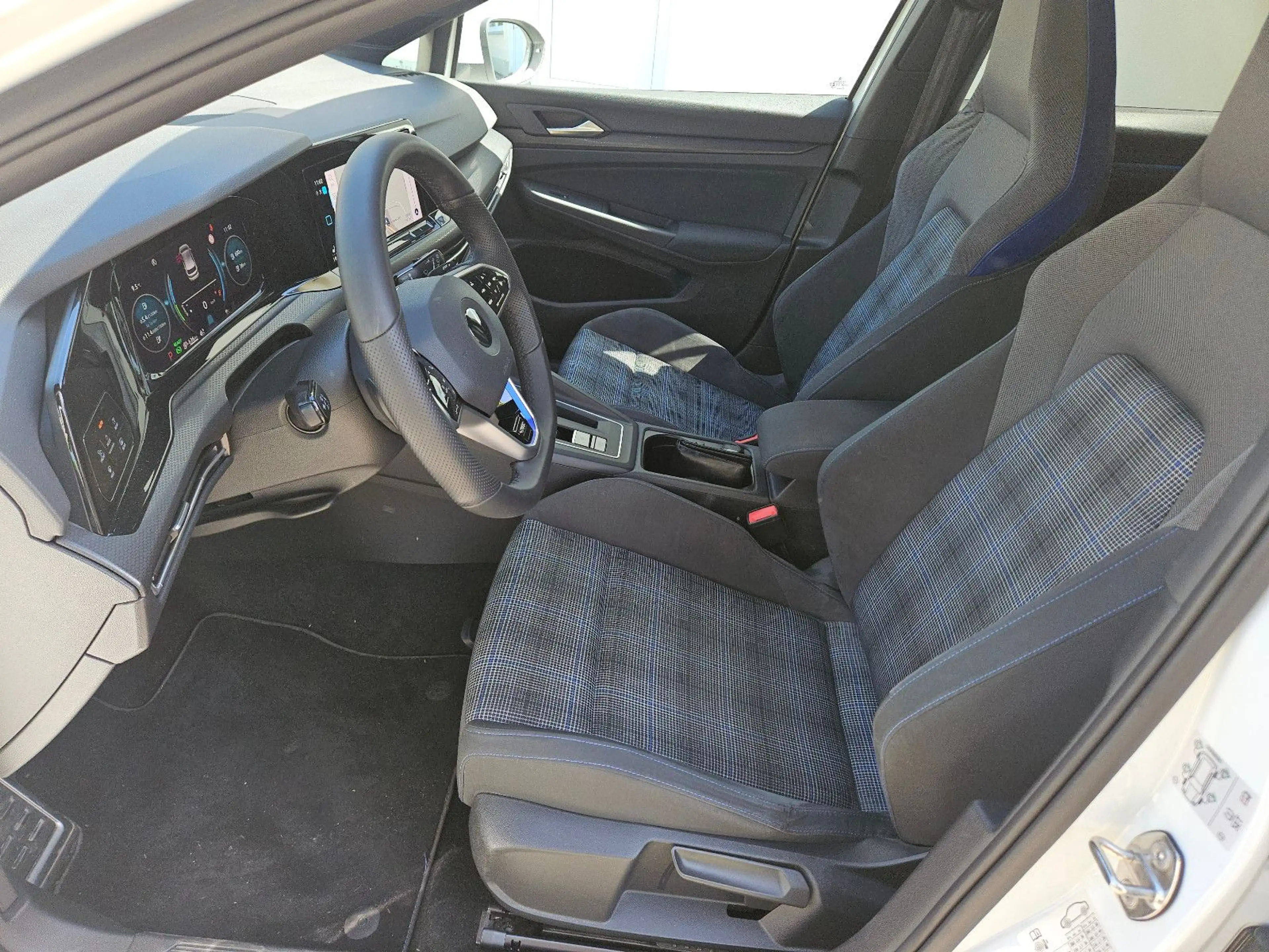 Volkswagen Golf VIII Lim. GTE eHybrid AHK Kamera Navi StHzg — photo 9
