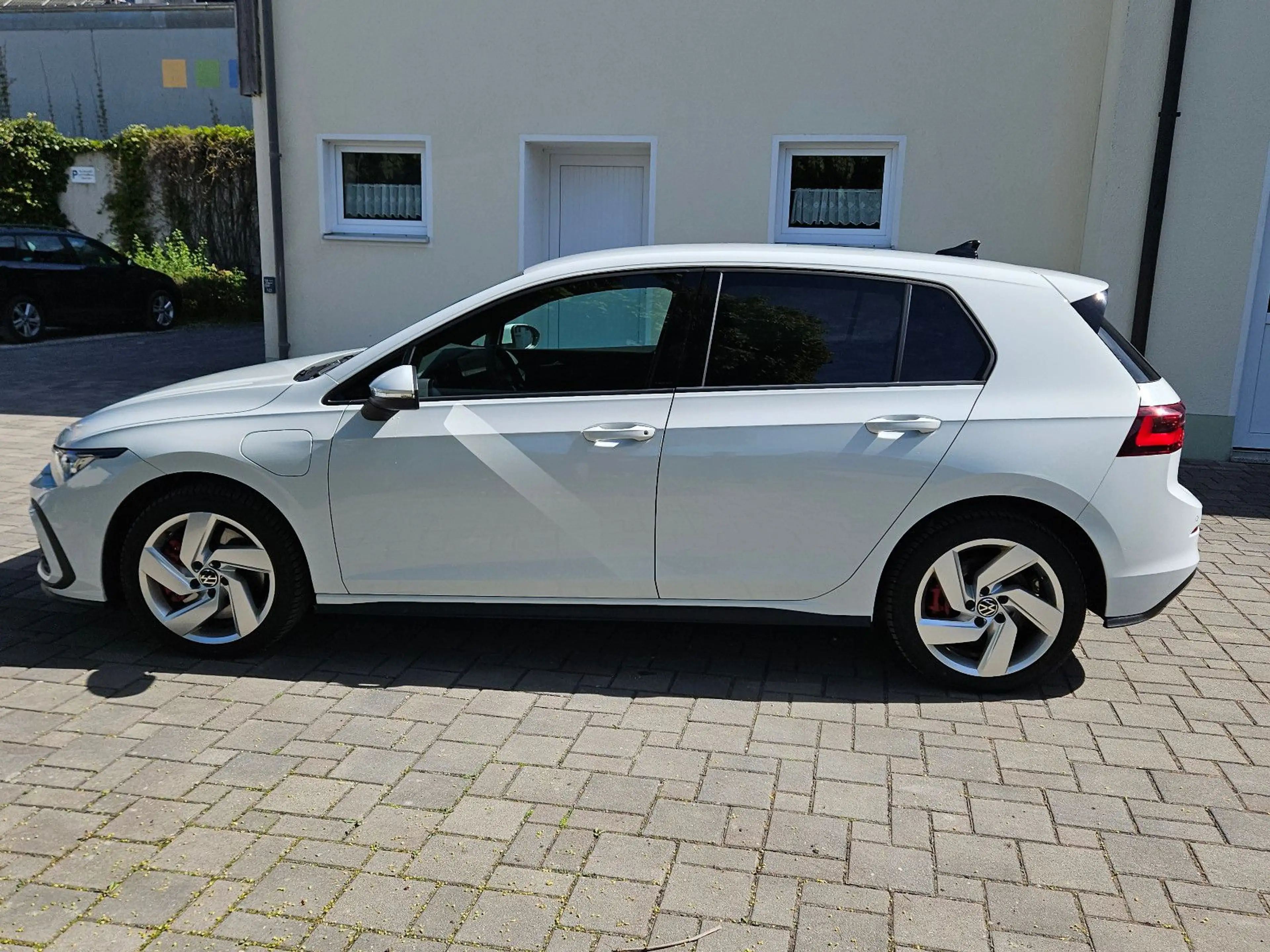 Volkswagen Golf VIII Lim. GTE eHybrid AHK Kamera Navi StHzg — photo 2