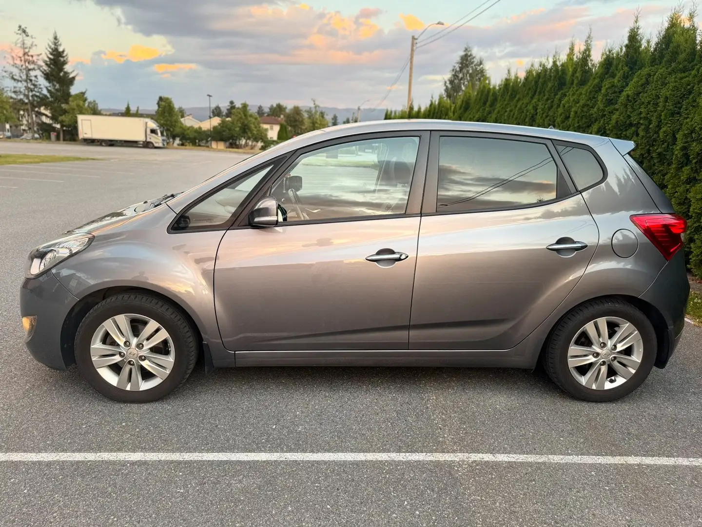Hyundai i20 IX20 AUTOMATICO Gri - 2