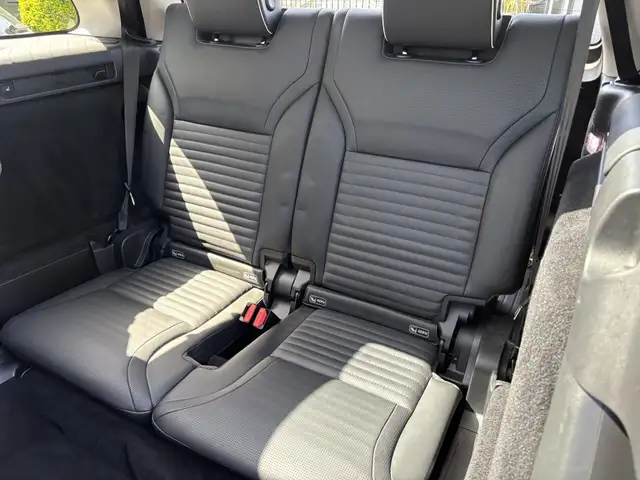 Land Rover Discovery view 12