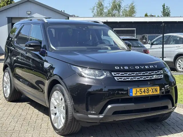 Land Rover Discovery view 3