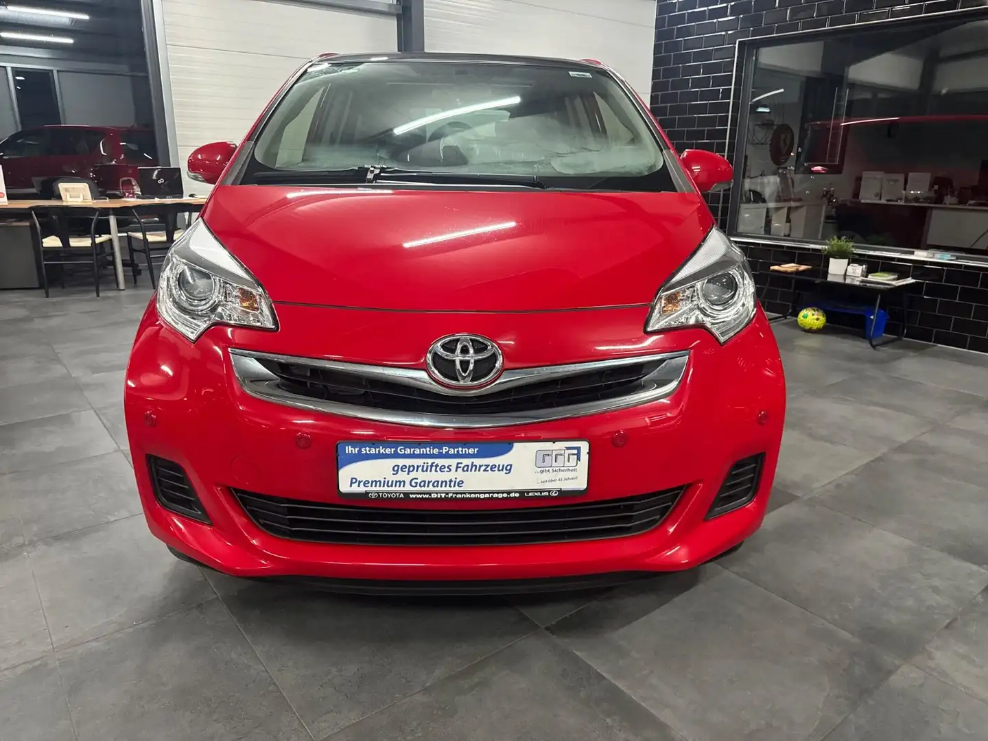 Toyota Verso-S Life AUTOMATIK Rojo - 2