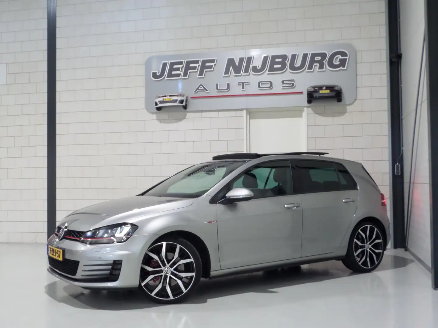 Volkswagen Golf GTI 2.0 TSI "Origineel NL!" Panoramadak Xenon-LED Trek Gris - 2