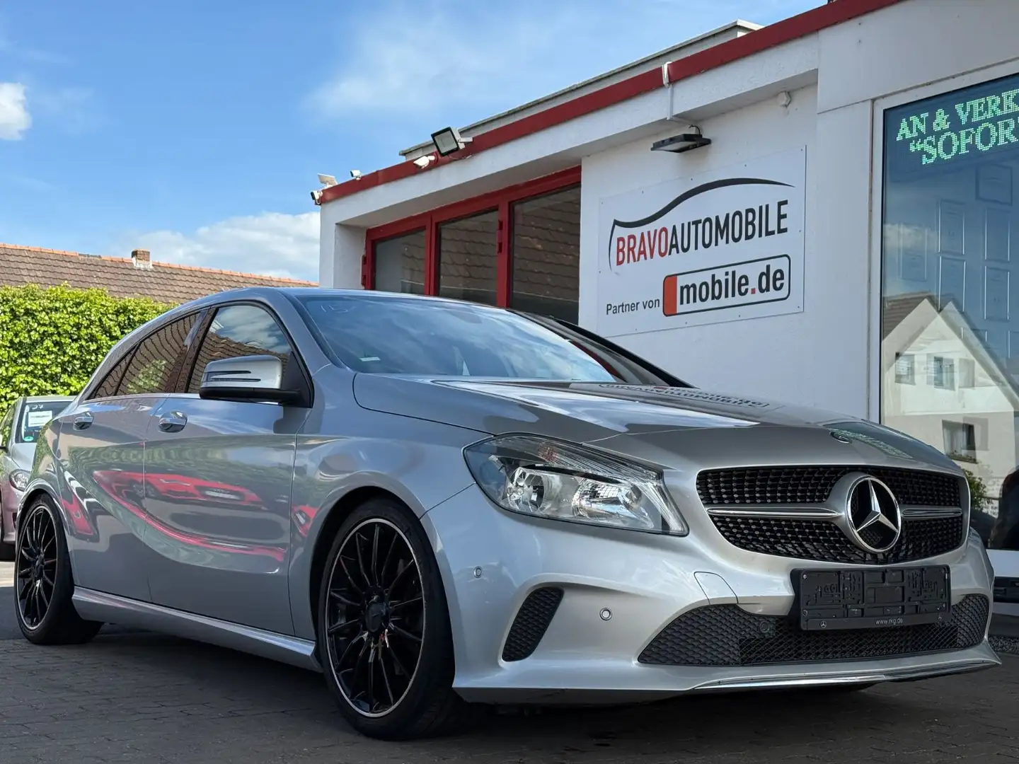 Mercedes-Benz A 180 BlueEfficiency/NAVI/LEDER/SHZ/ALUS Серебристый - 1