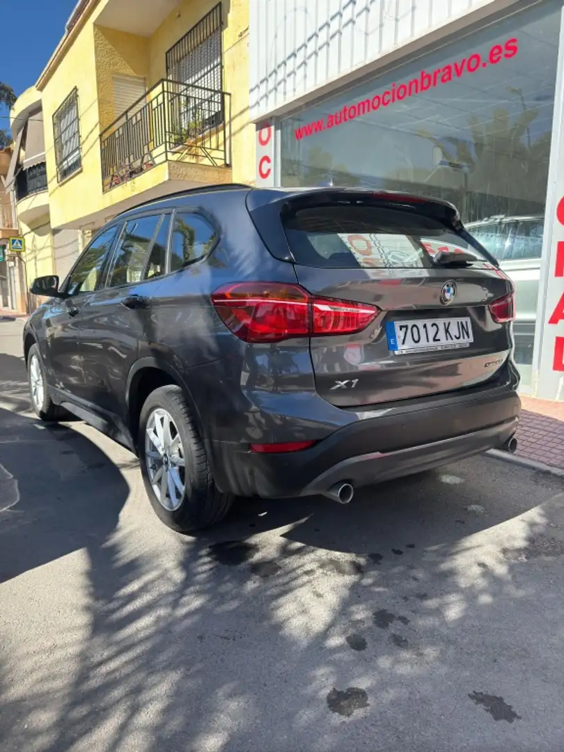 BMW X1 sDrive 18d Business Gris - 2