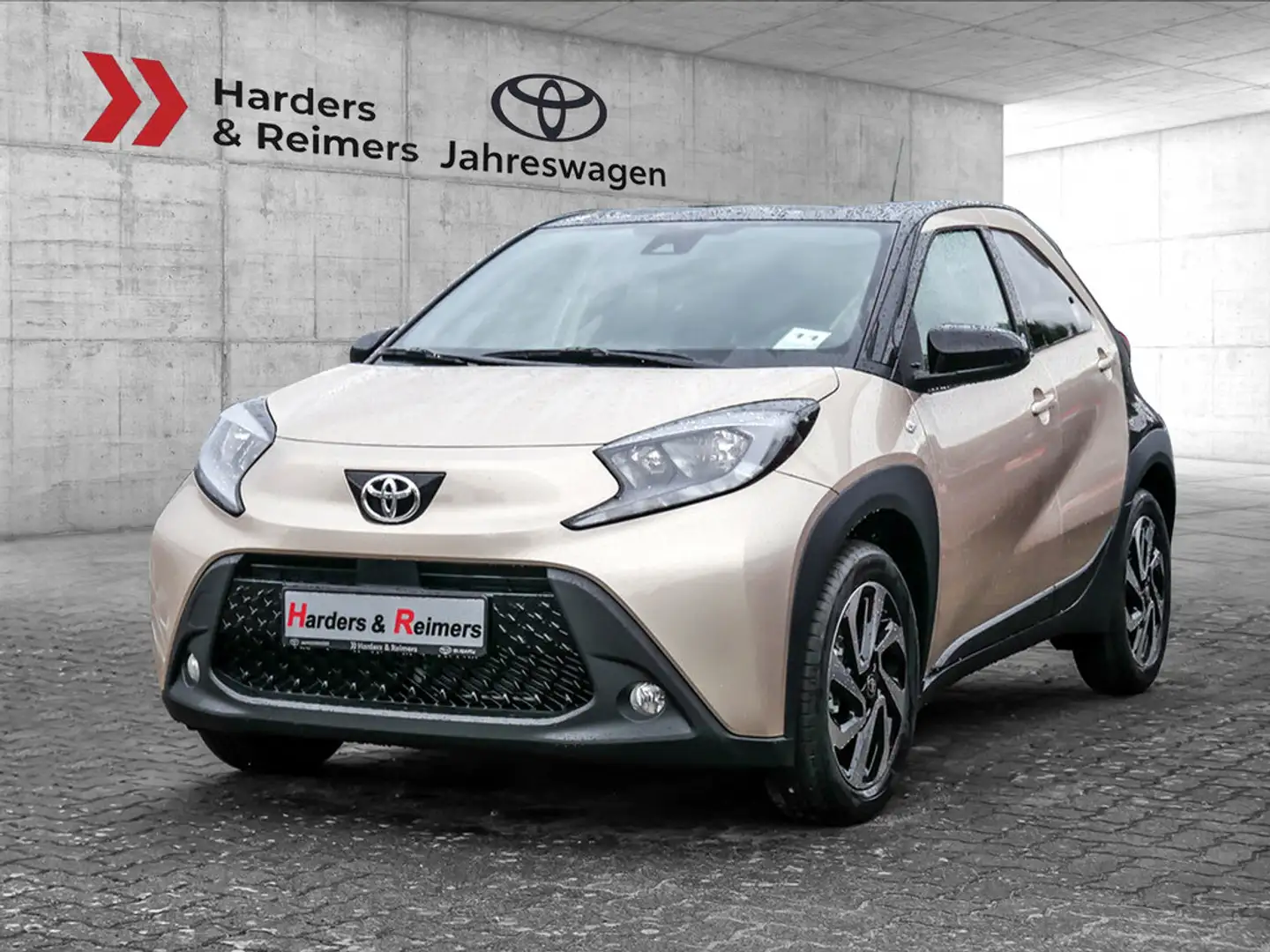 Toyota Aygo X Beige - 1