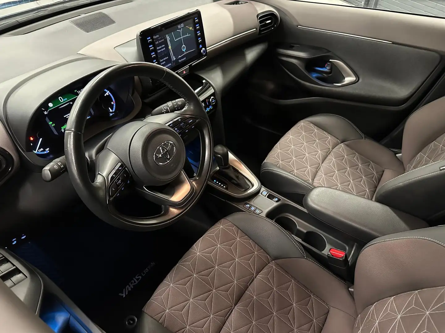 Toyota Yaris Cross 1.5 Hybrid Adventure Clima / Navi /DAB / Camera / Zwart - 2