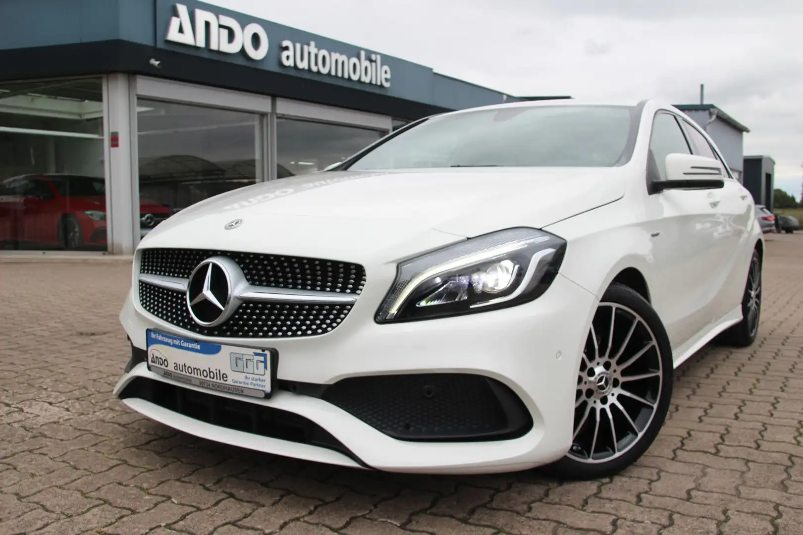 Mercedes-Benz A 200 d Peak AMG-Line LED/Navi/Kamera/Alcantara Weiß - 2