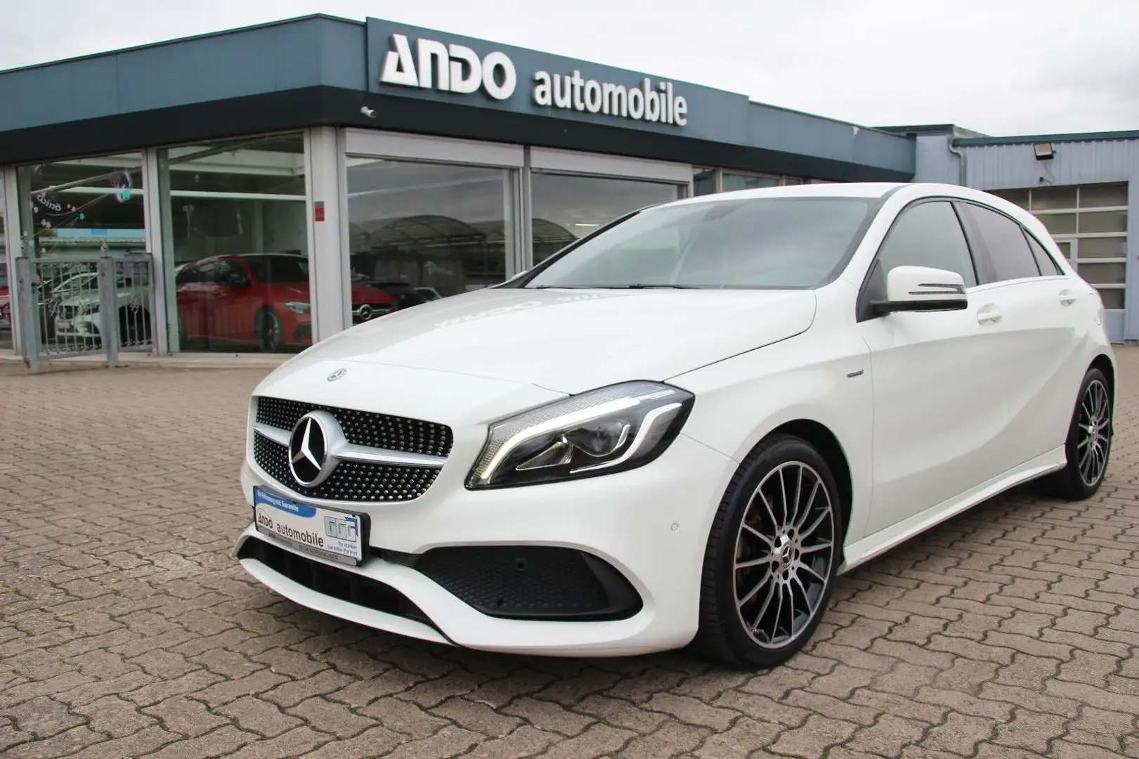 Mercedes-Benz A 200 d Peak AMG-Line LED/Navi/Kamera/Alcantara Weiß - 1