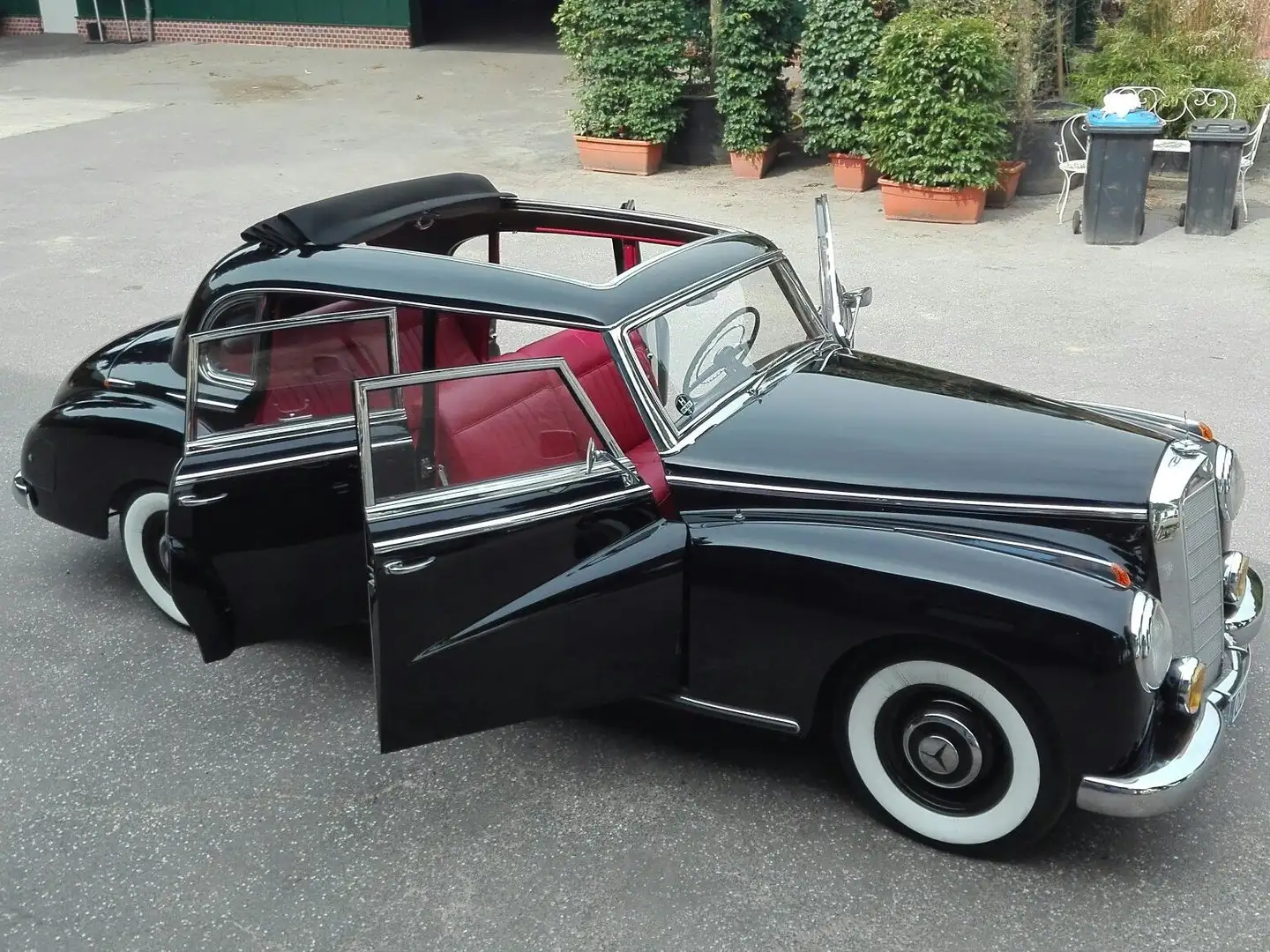 Oldtimer Mercedes Benz 300 Adenauer / ein Traum in schwarz rot Schwarz - 1