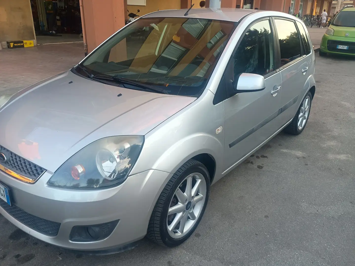 Ford Fiesta 1.4 TDCi 5p. Titanium Silber - 2
