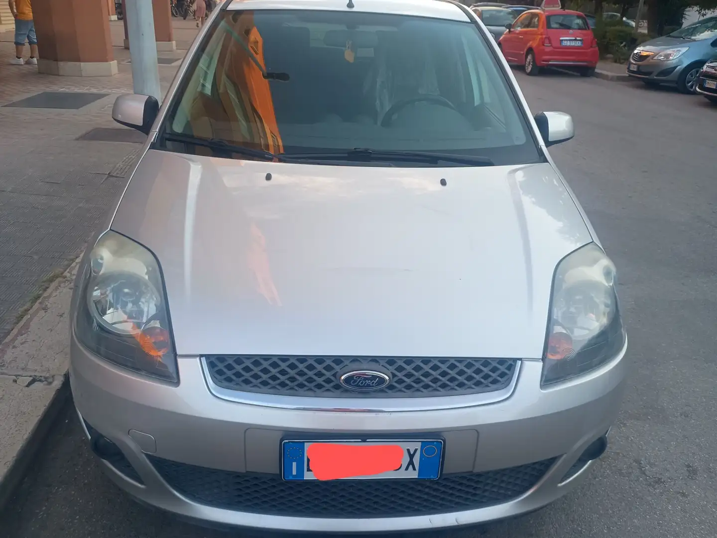 Ford Fiesta 1.4 TDCi 5p. Titanium Silber - 1