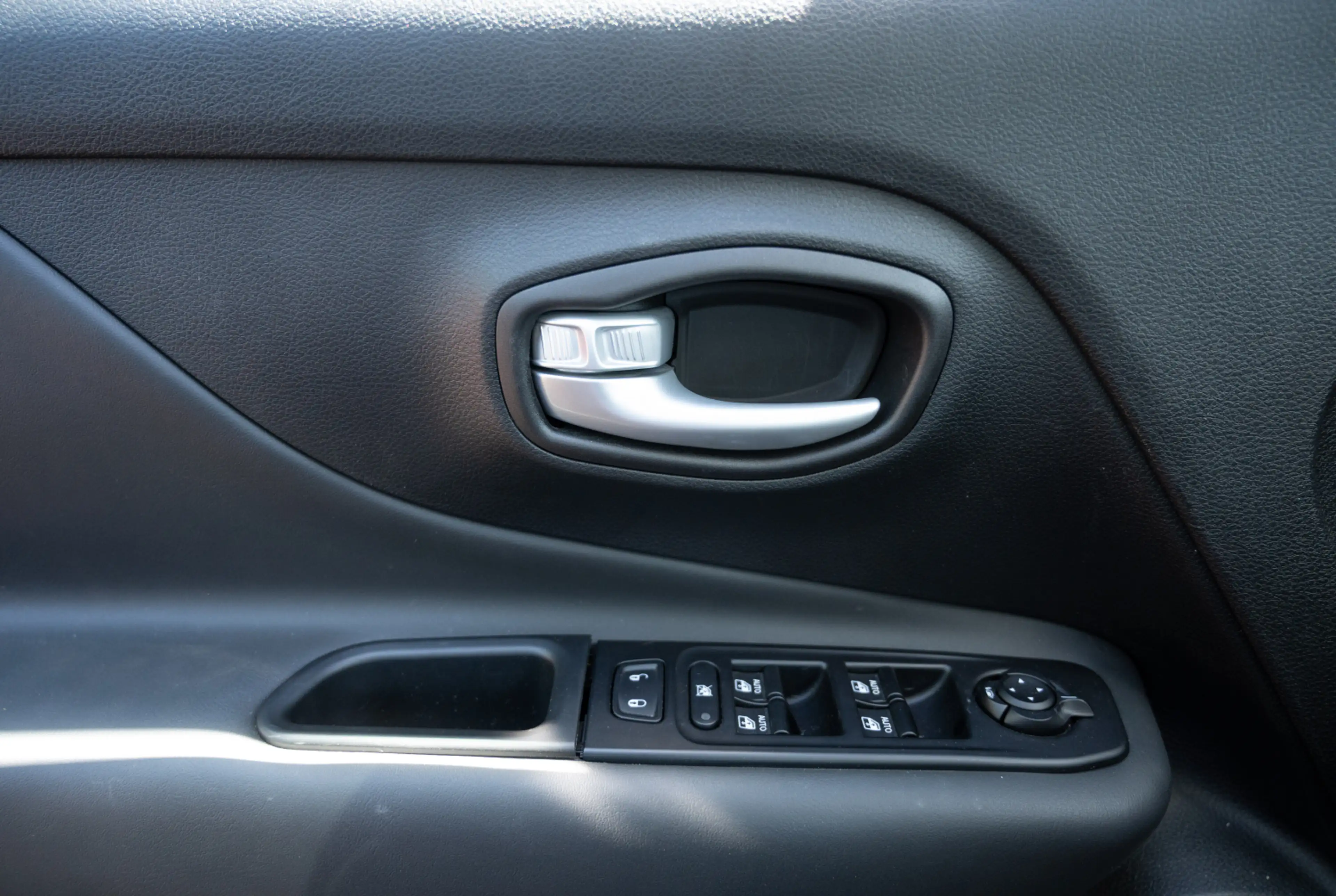 Jeep Renegade Longitude 1.5 e-Hybrid 48V *PANO*KLIMA*DAB* — photo 12