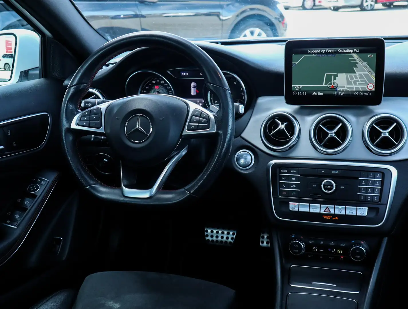 Mercedes-Benz GLA 200 Premium Plus AMG | Trekhaak | Schuif/ Kantel Dak | Wit - 2