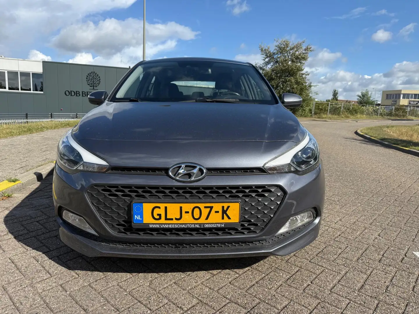 Hyundai i20 1.0 T-GDI Comfort_AUTOMAAT_NETTE AUTO Grijs - 2