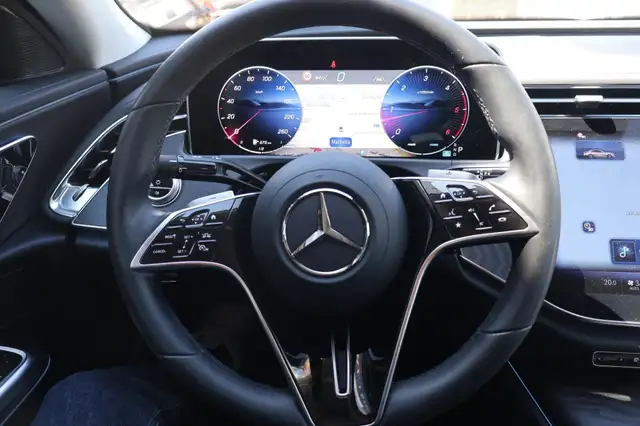 Mercedes-Benz 220 view 14