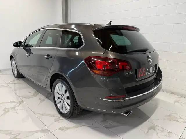 Opel Astra view 3