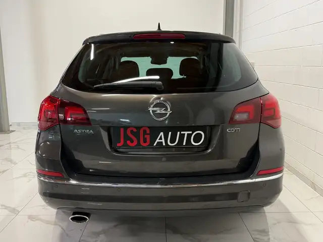Opel Astra view 4