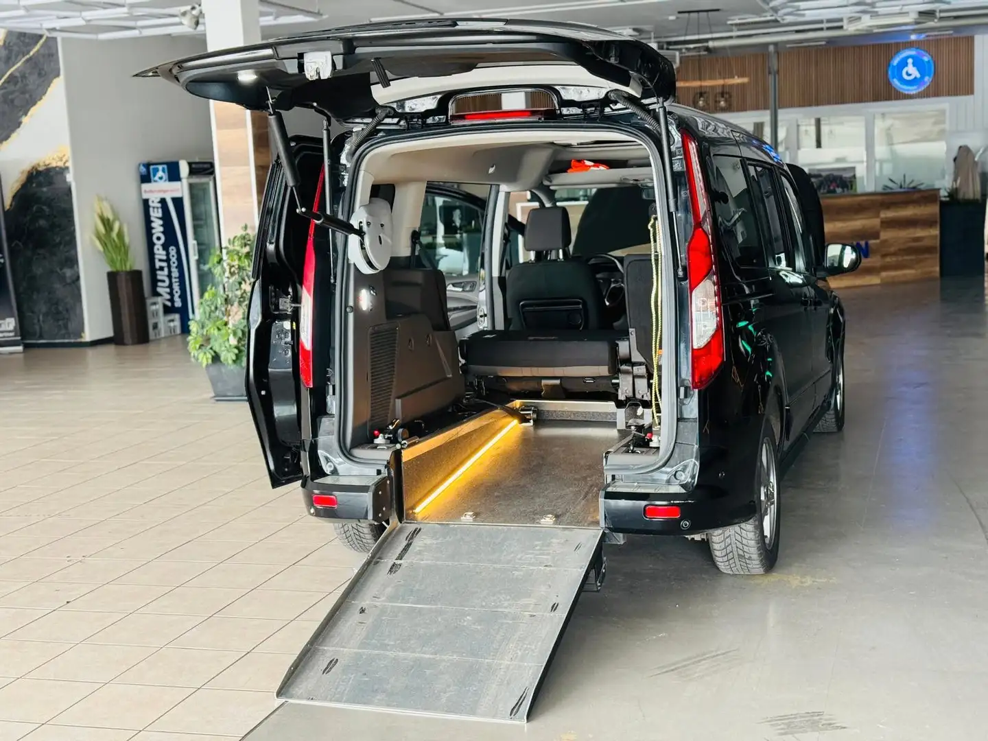 Ford Grand Tourneo -Behindertengerecht-Rampe-Titanium Fekete - 1