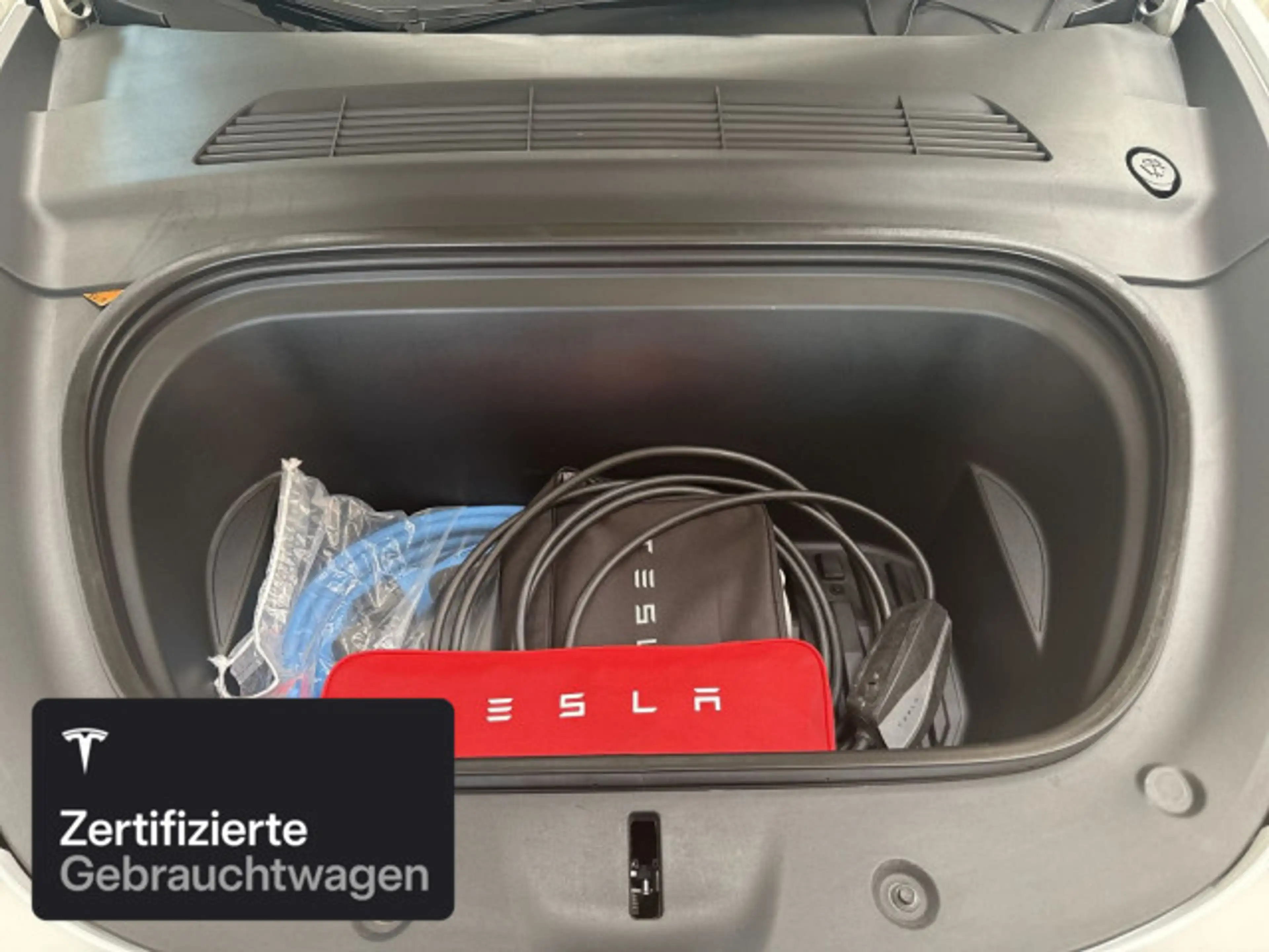 Tesla Model Y Long Range AWD — photo 8