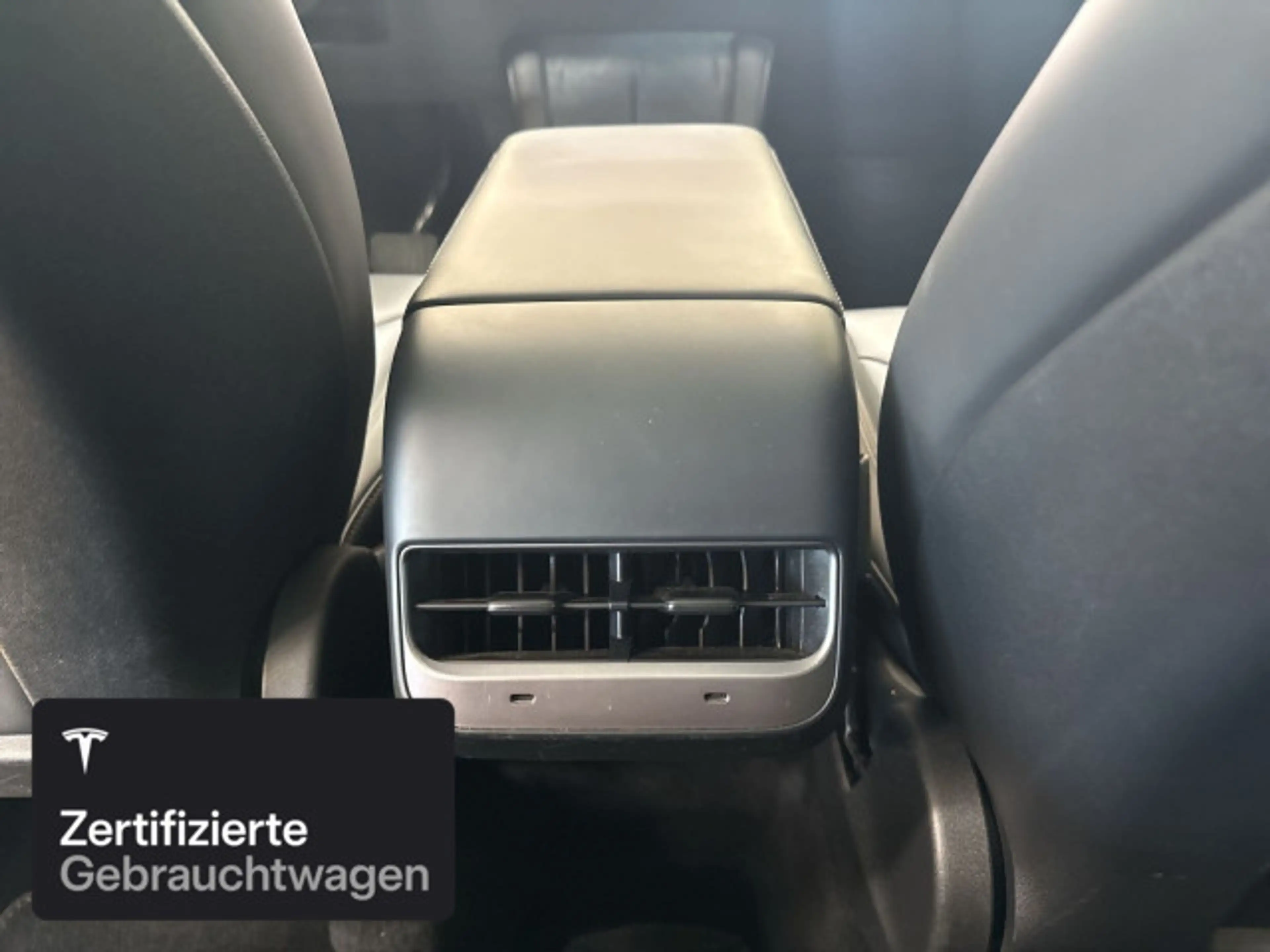 Tesla Model Y Long Range AWD — photo 13