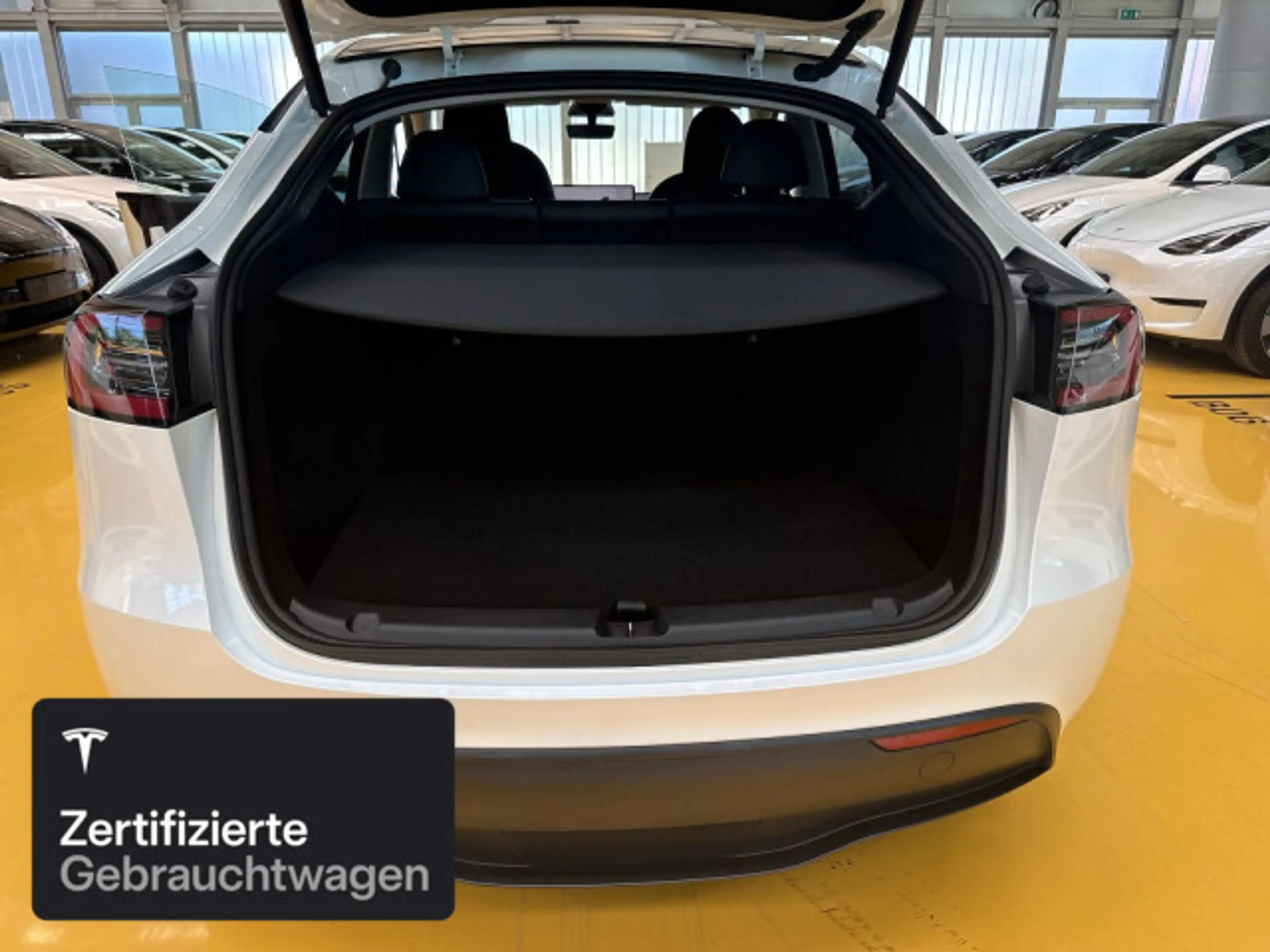 Tesla Model Y Long Range AWD — photo 9