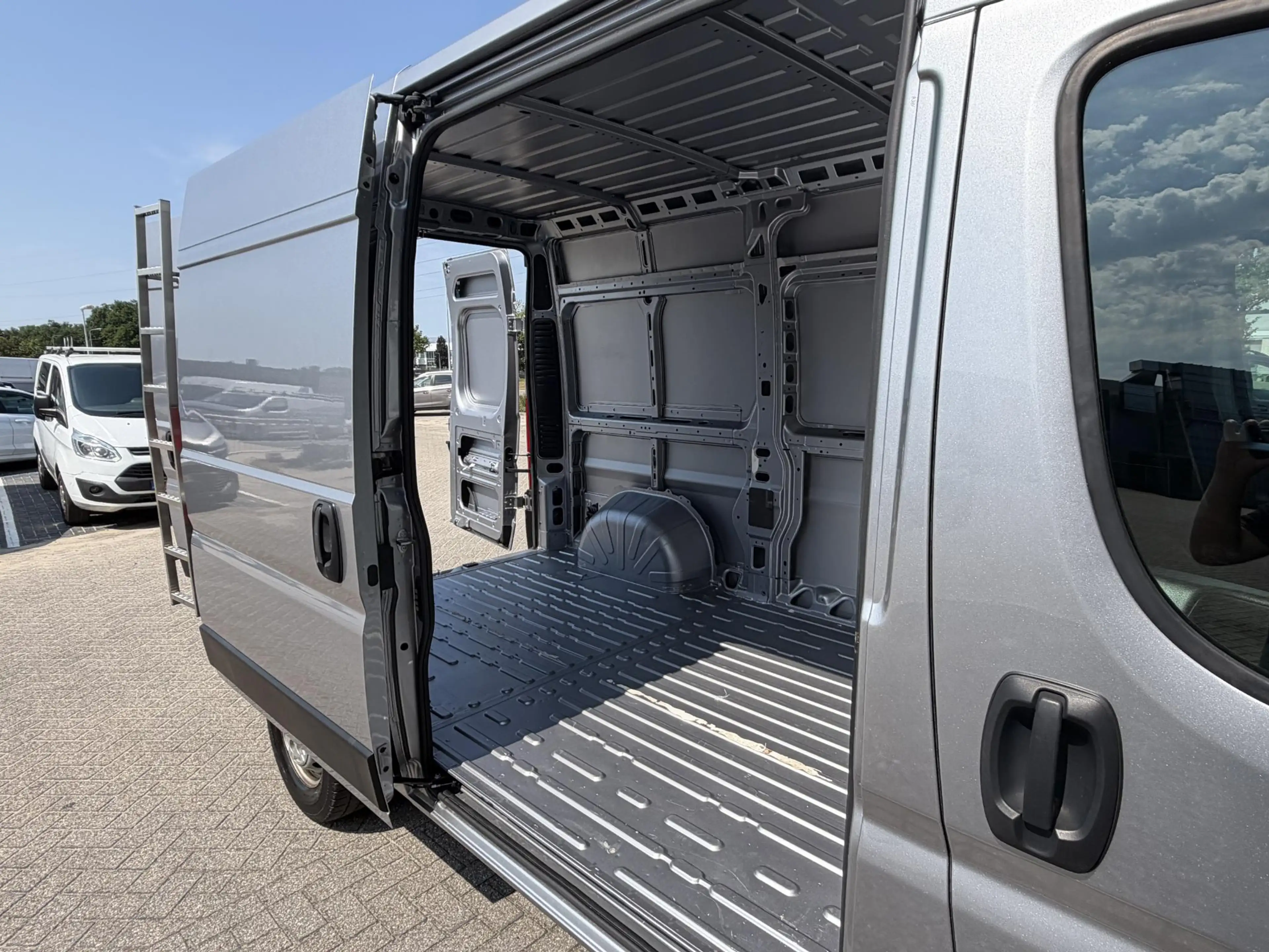Peugeot Boxer 330 2.2 BlueHDi 140 L2H2 Premium | Trekhaak | Acht — photo 9