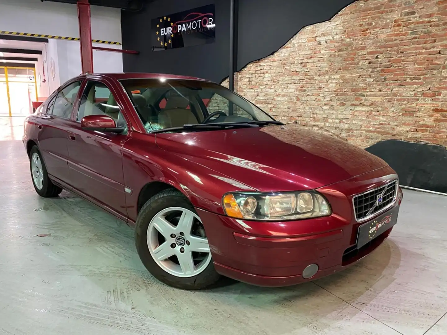 Volvo S60 2.4 D5 Momentum 163 Aut. Rouge - 1