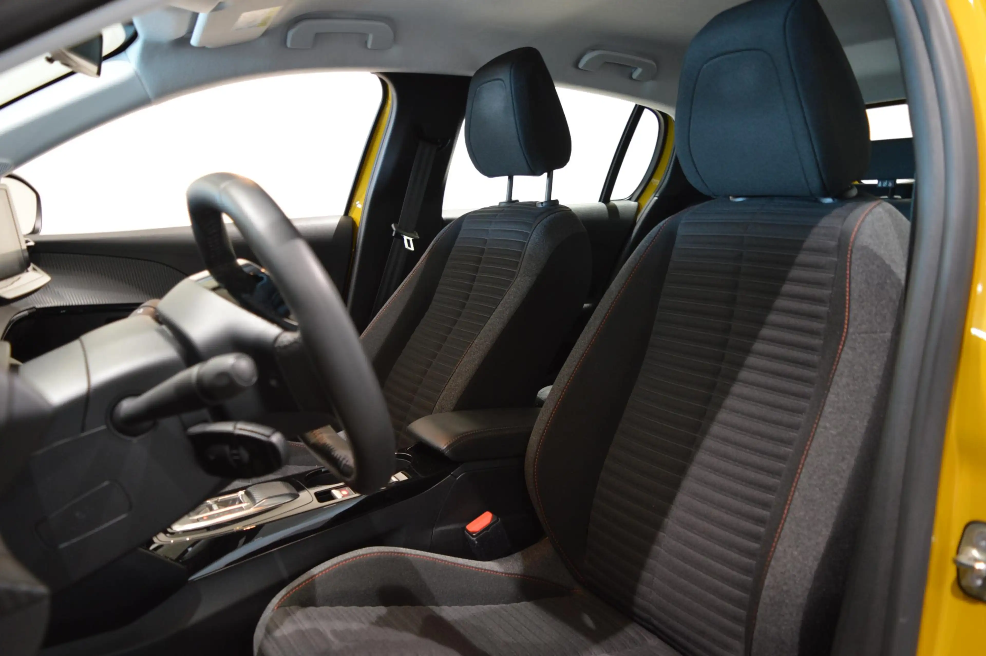 Peugeot e-208 EV Active 50 kWh — photo 8