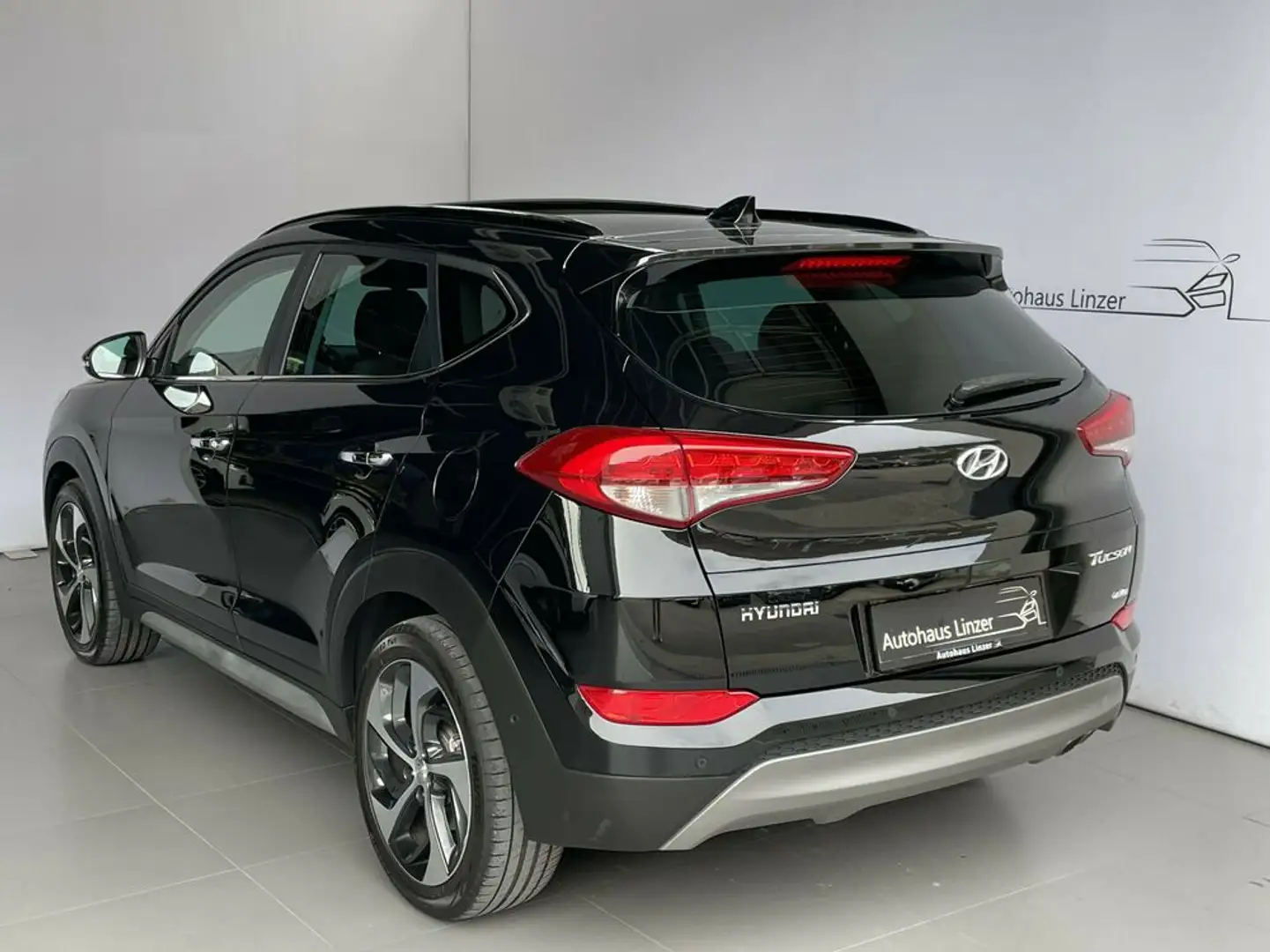 Hyundai TUCSON Platin 4WD *Sitzkühl*PANO*KeyGo*LenkradH*19 Schwarz - 2