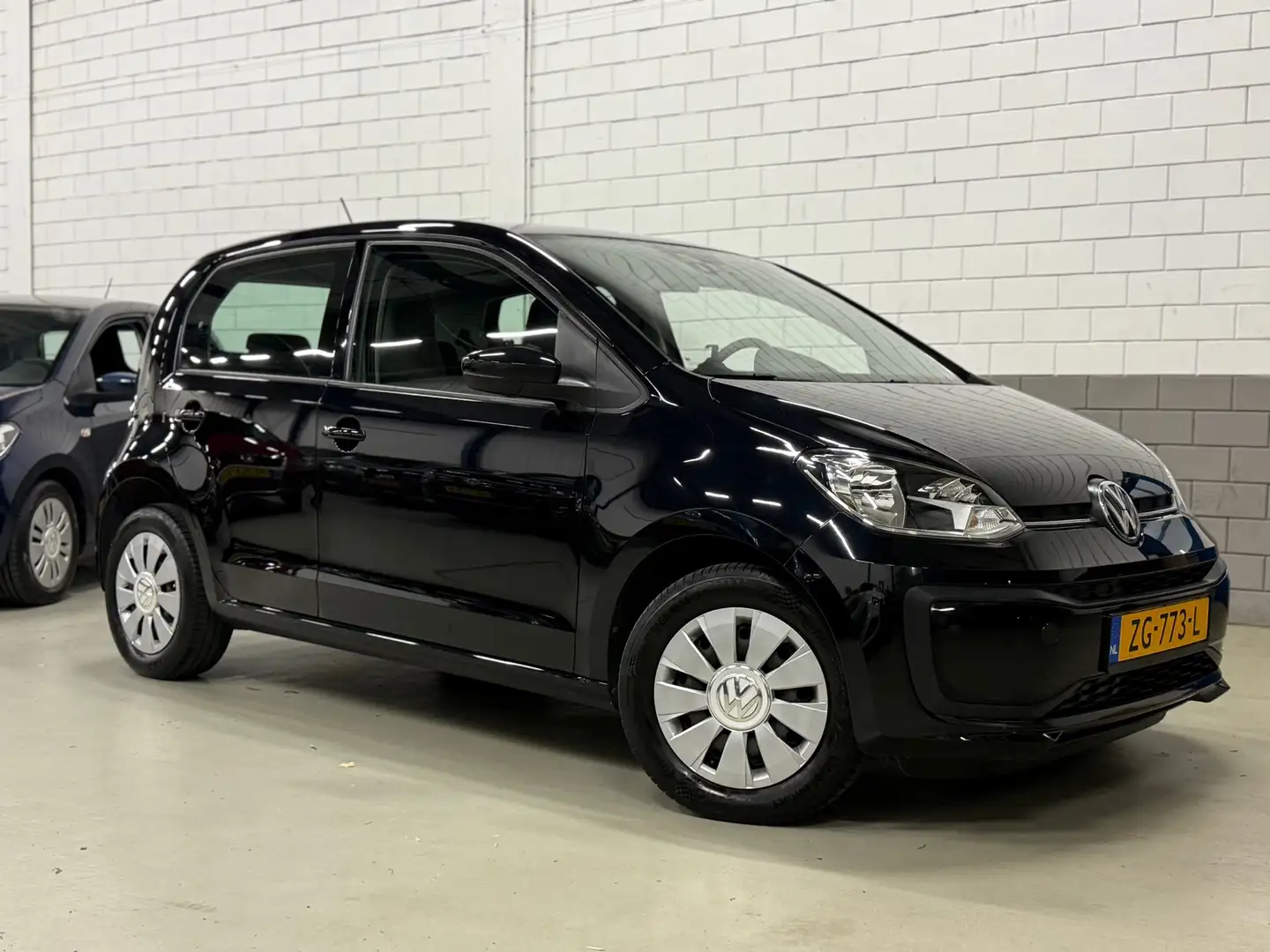 Volkswagen up! 1.0 BMT move up! Zwart - 1