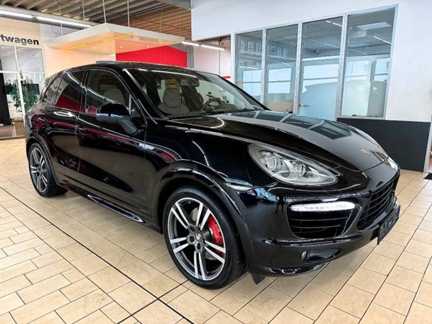 Porsche Cayenne TURBO *VOLLAUSST+PANO+21'TURBO* 52TKM Zwart - 1