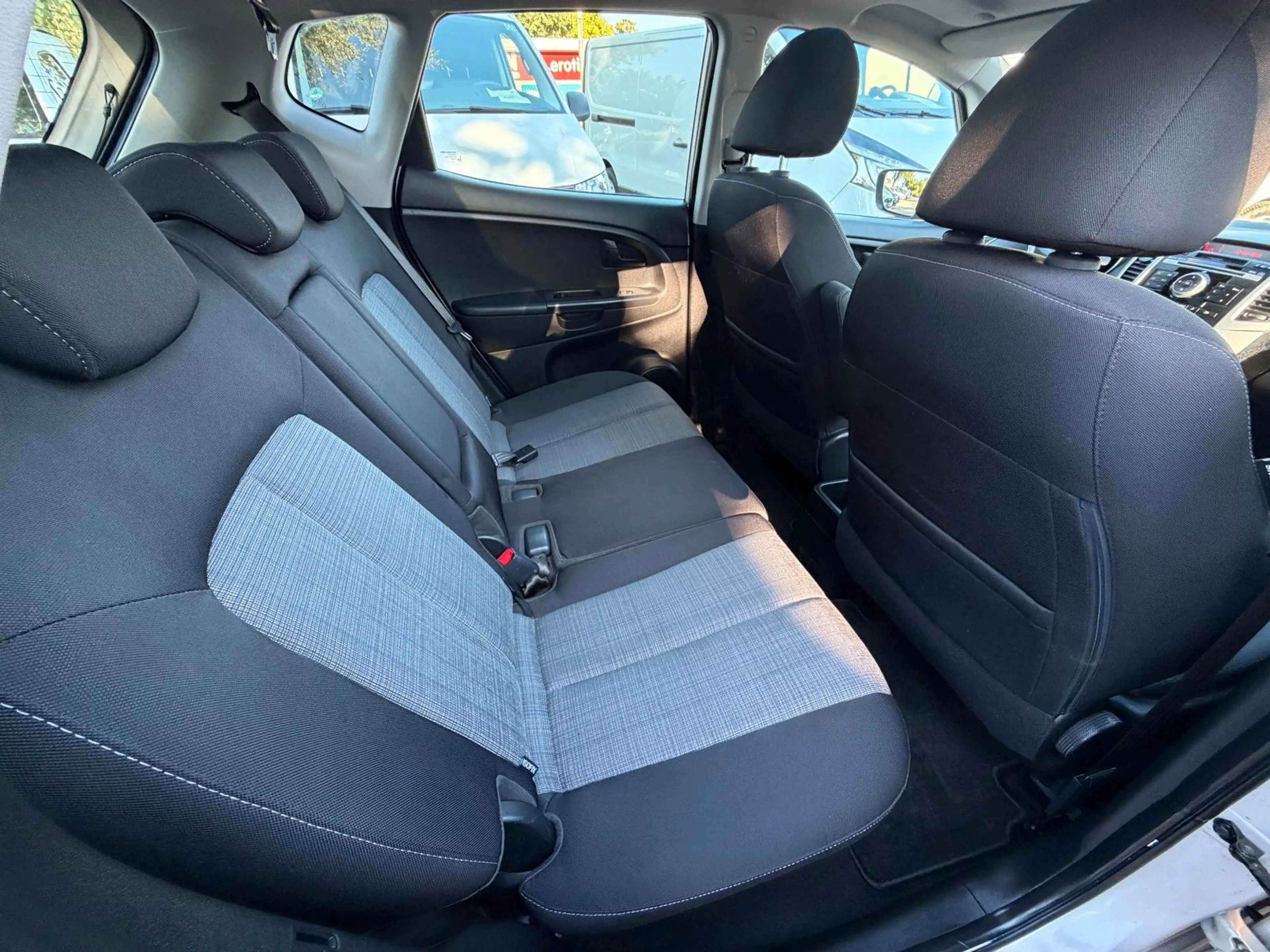 Kia Venga Black *2.HD*Klima*SHZ*Pano*PDC*TÜV NEU — photo 12