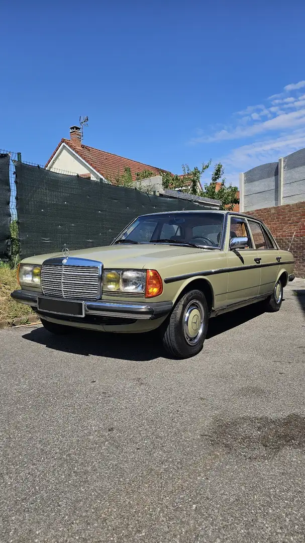 Mercedes-Benz 200 D - 1