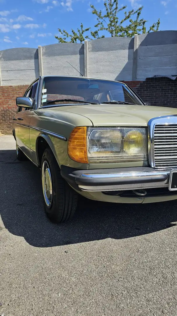 Mercedes-Benz 200 D - 2