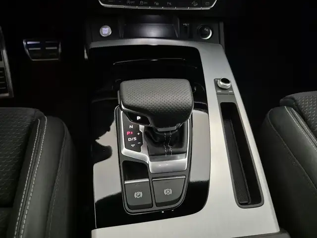 Audi Q5 view 11