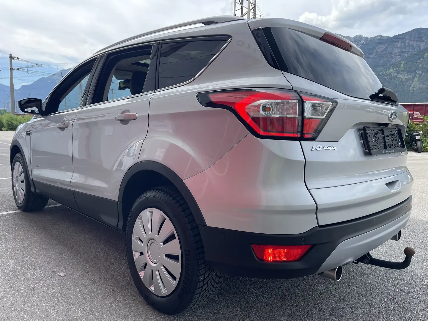 Ford Kuga 2,0 TDCi Titanium Start/Stop AWD Grau - 2
