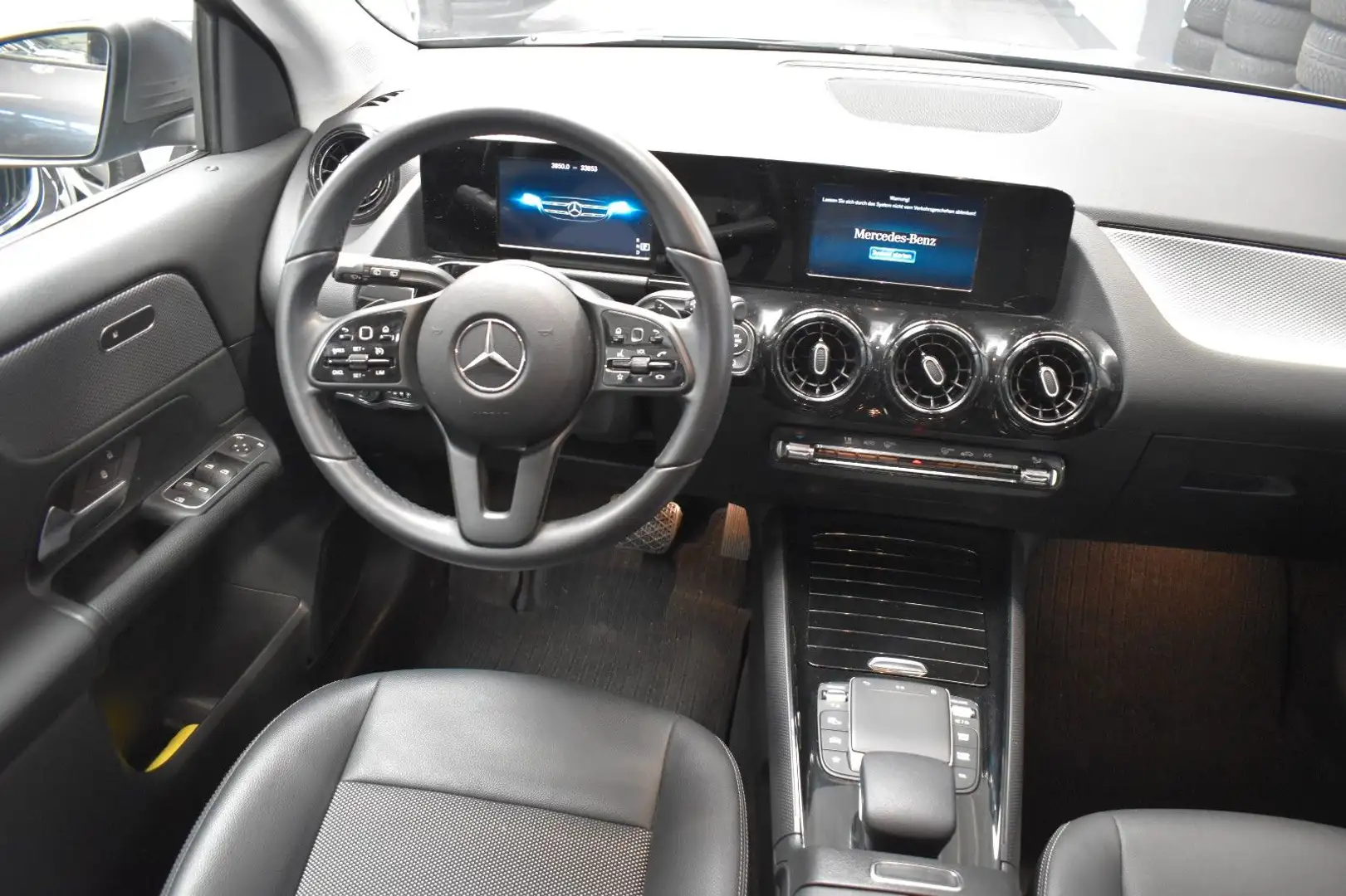Mercedes-Benz GLA 200 Automatik*NAVIGATION*SHZ*PDC*ALU* Szürke - 2