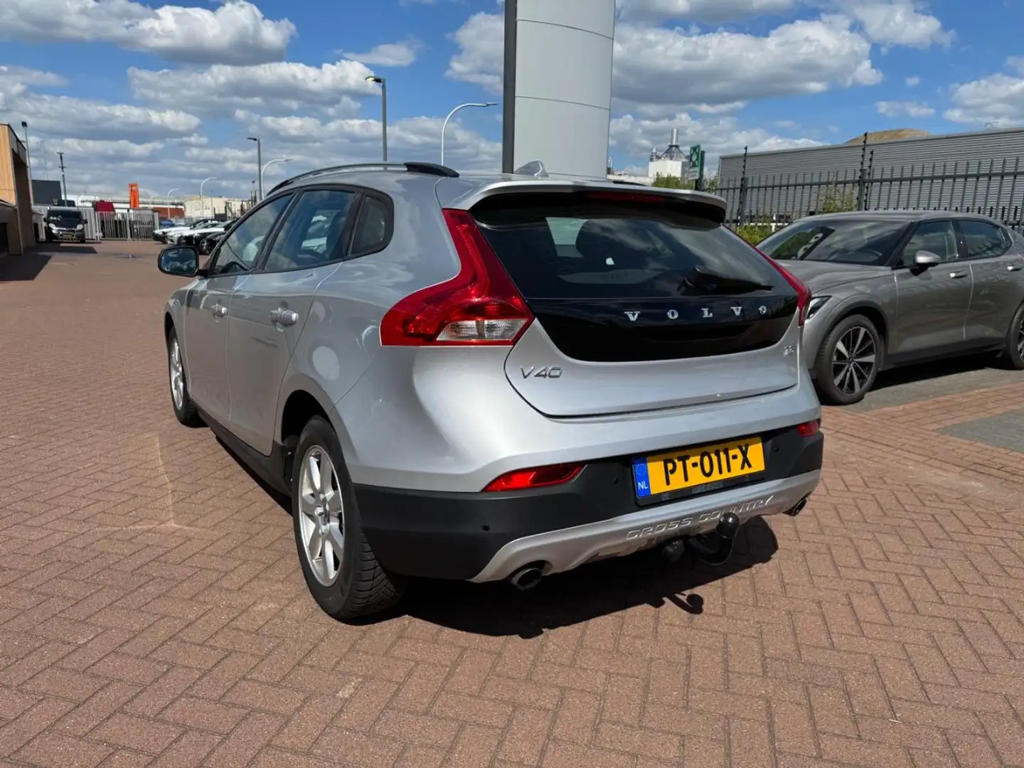 Volvo V40 Cross Country T3 Aut. Nordic+ | Trekhaak | Stoelverwarming | Nav Gris - 2