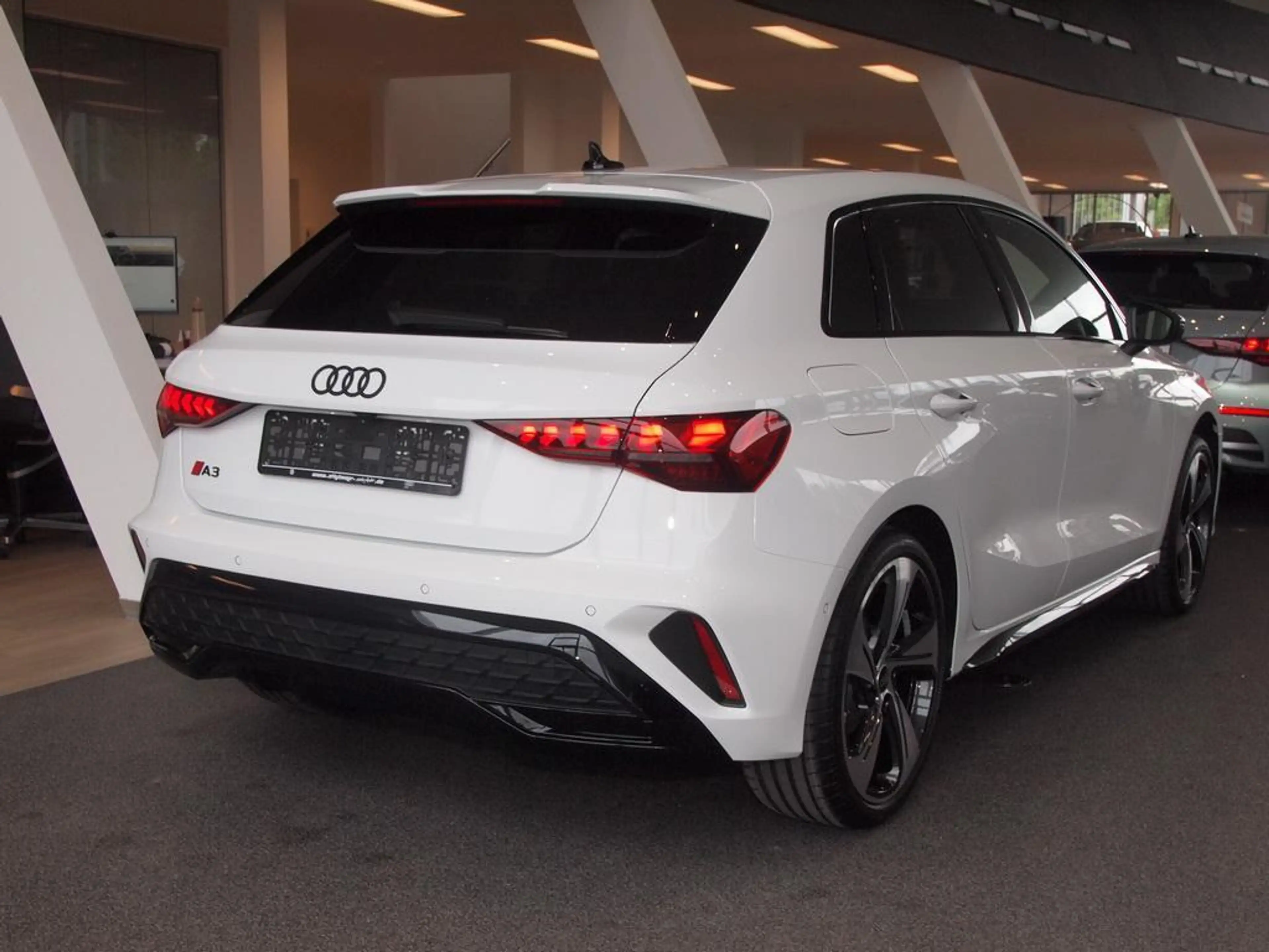 Audi A3 S line 35 TFSI S tronic Alu-19`ACC — photo 2