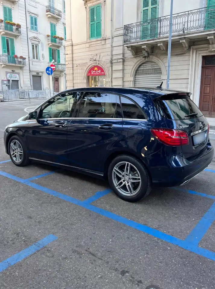 Mercedes-Benz B 180