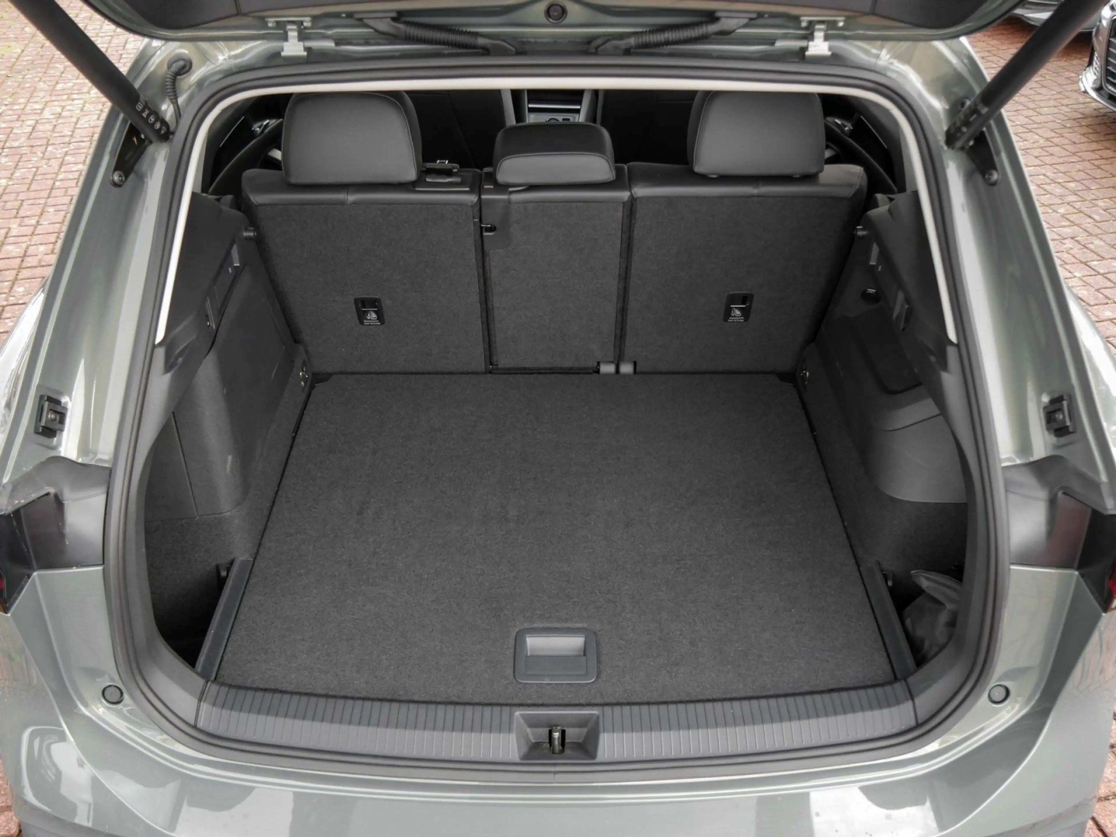 Volkswagen Tiguan 1.5 TSI eHybrid Life AHK HUD ACC DCC LENK — photo 17