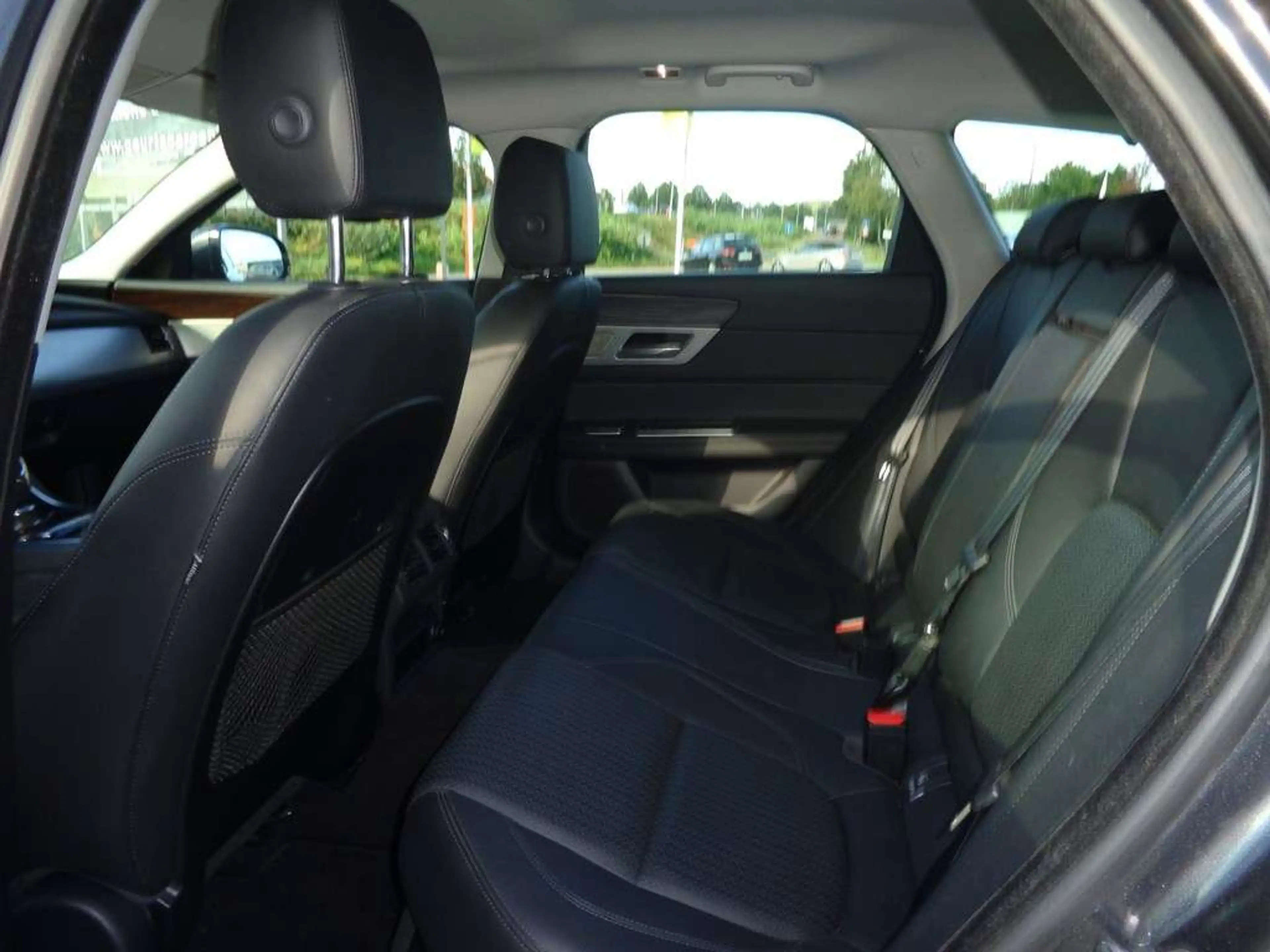 Jaguar XF 25t — photo 12