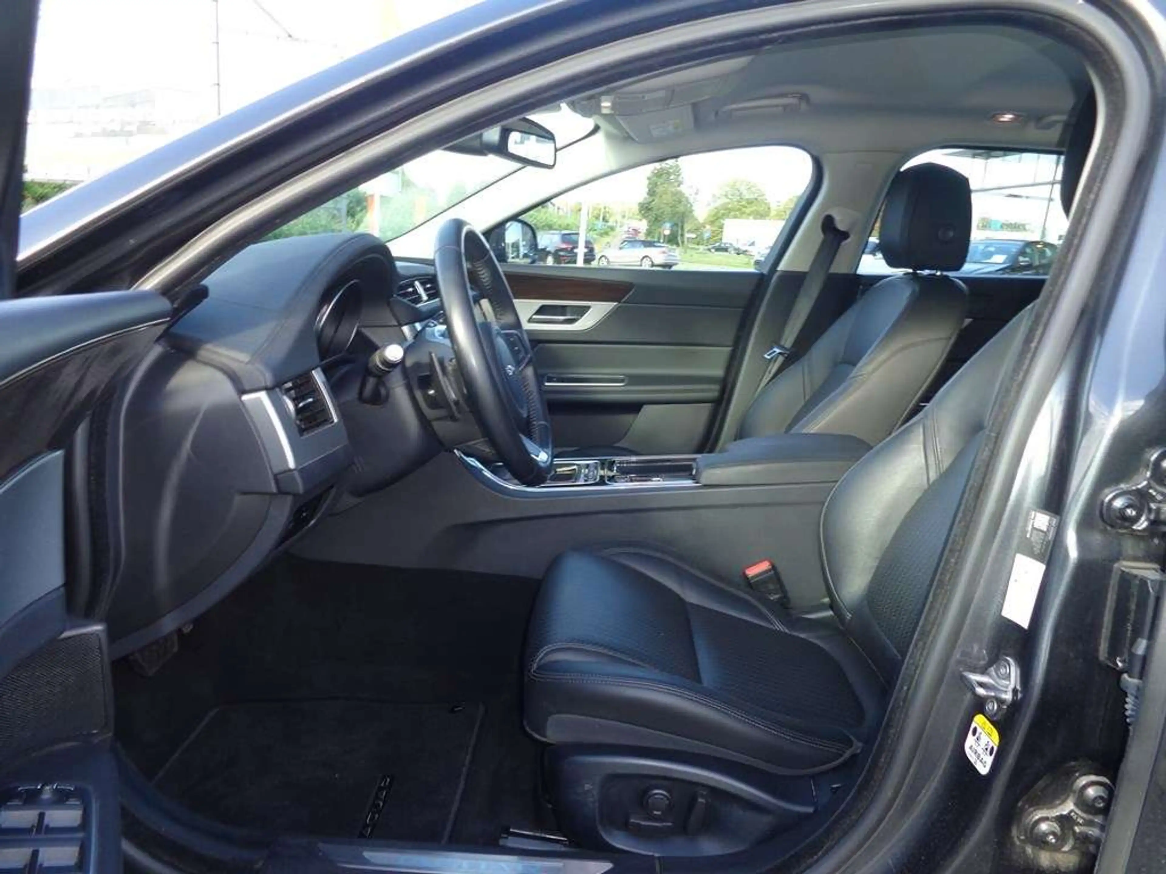 Jaguar XF 25t — photo 10