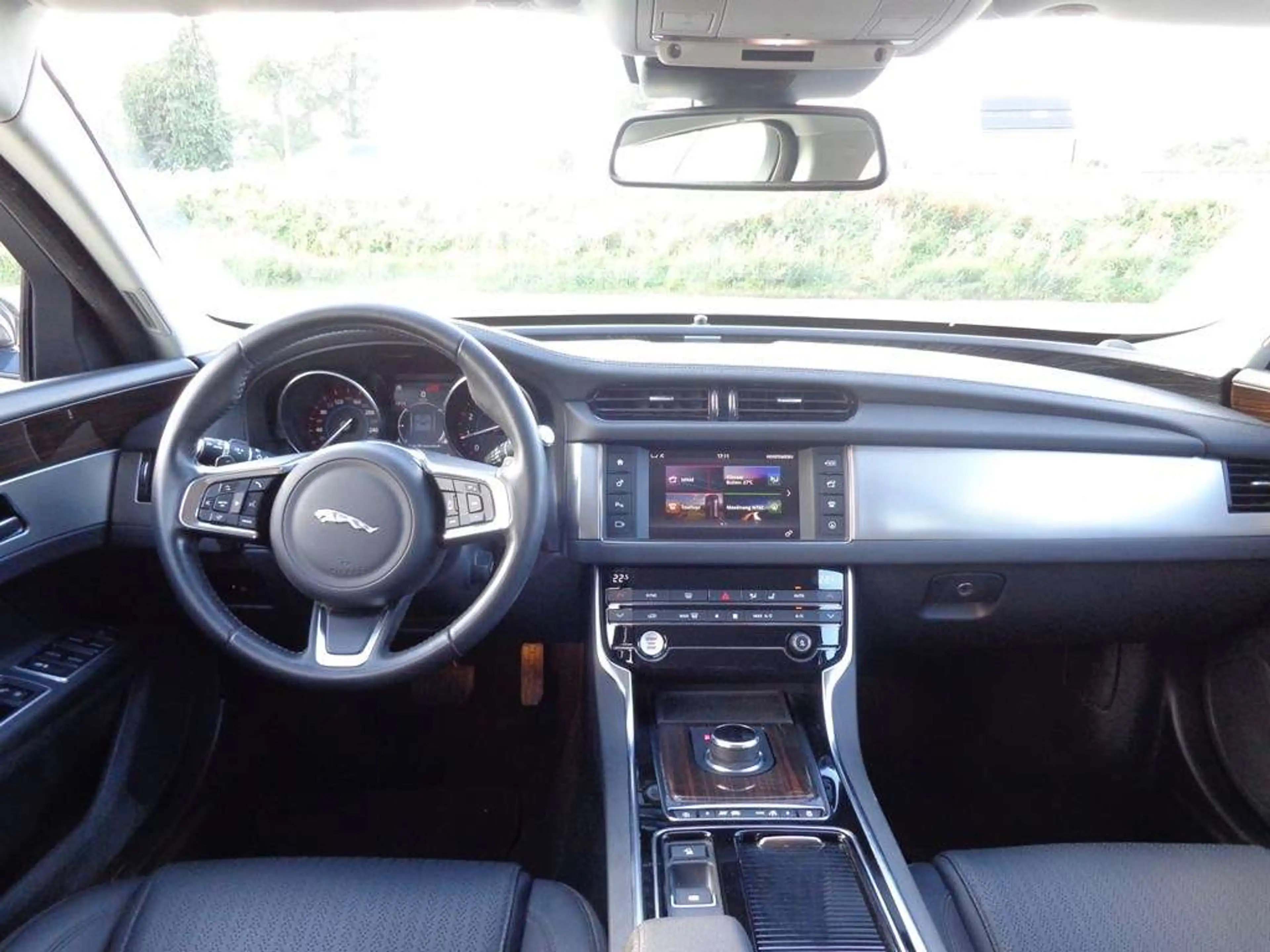 Jaguar XF 25t — photo 9