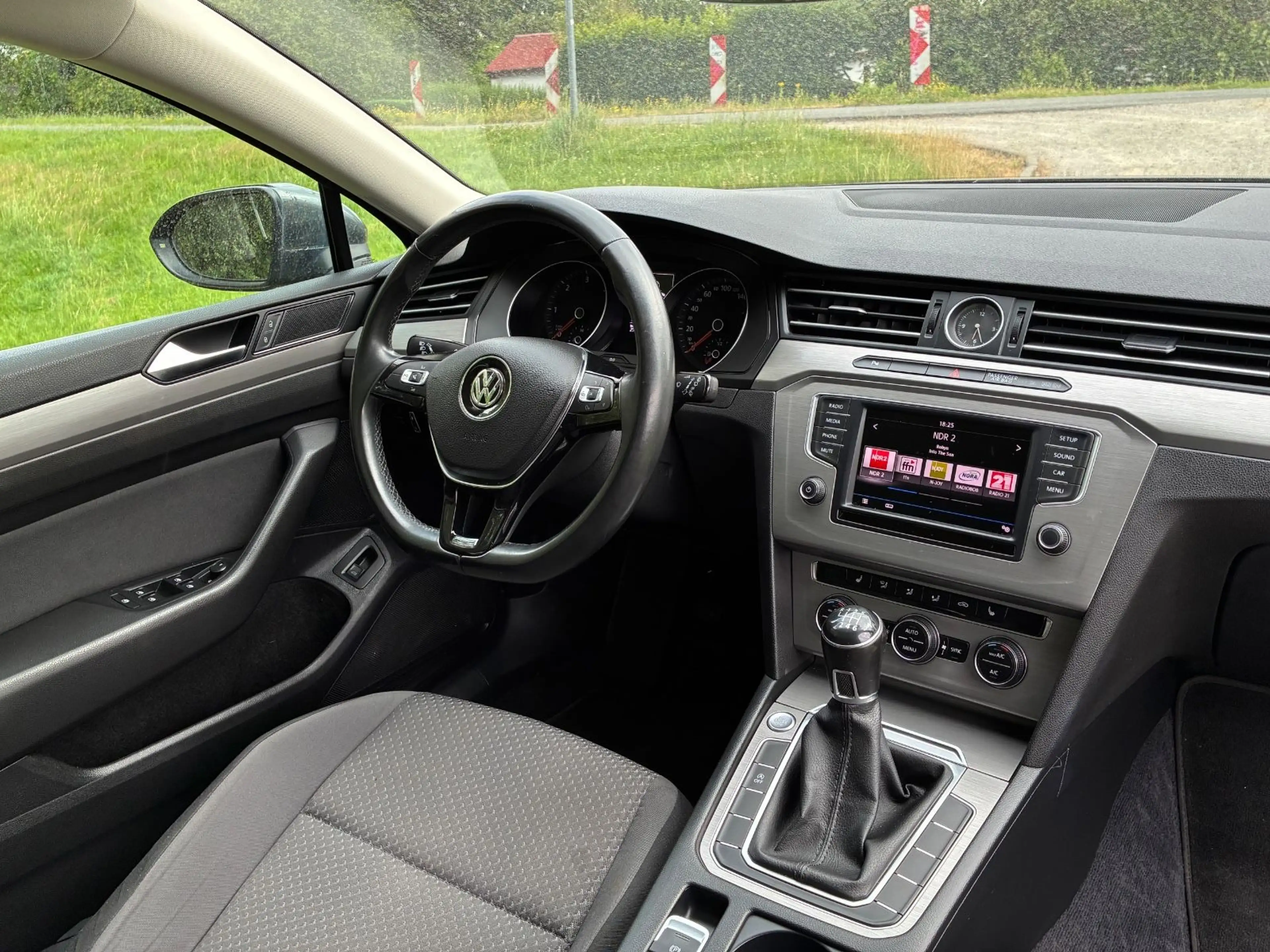 Volkswagen Passat Variant 1.6l TDI Tüv=Neu! 2.Hand! AHK! — photo 11