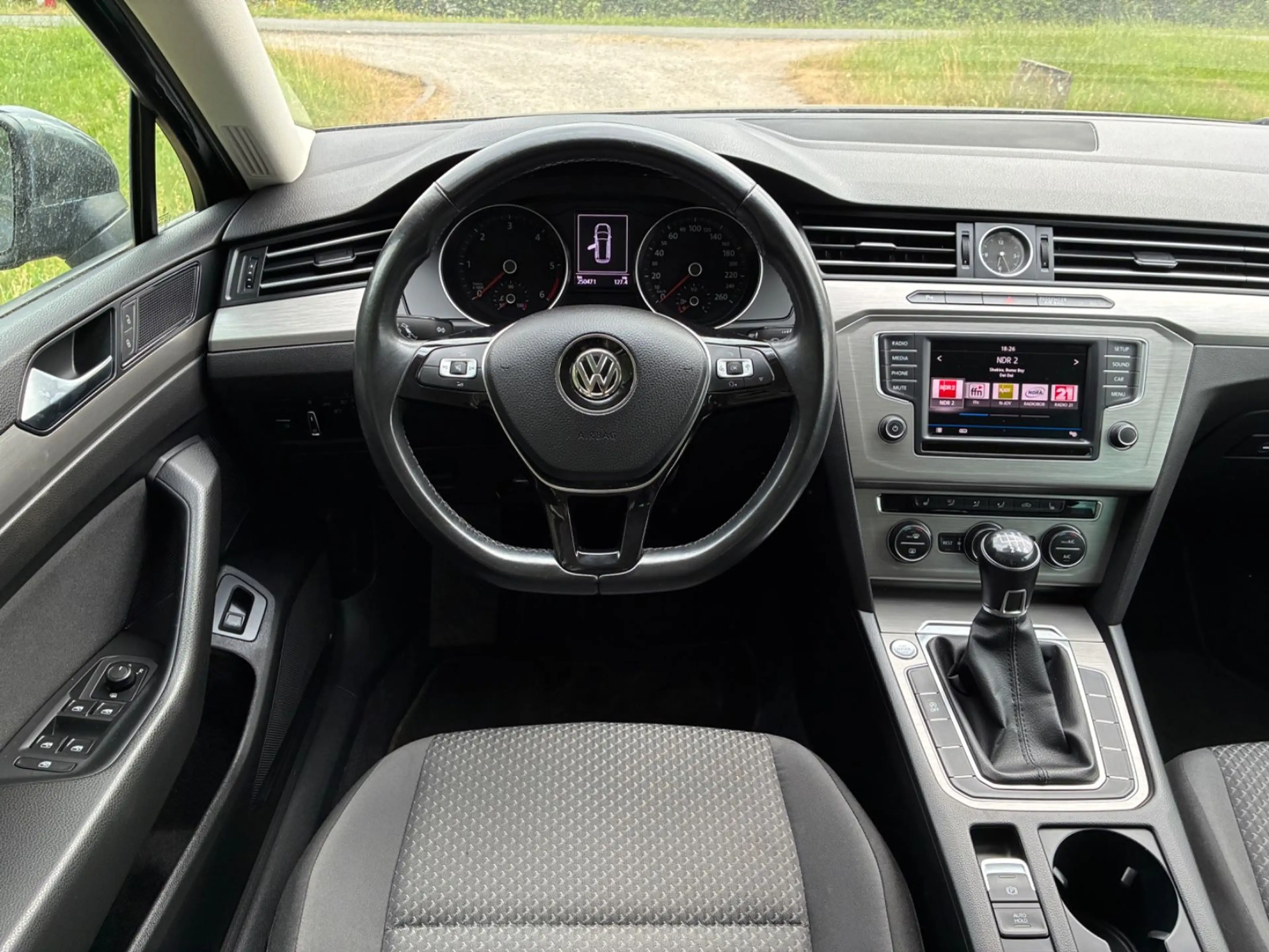 Volkswagen Passat Variant 1.6l TDI Tüv=Neu! 2.Hand! AHK! — photo 12