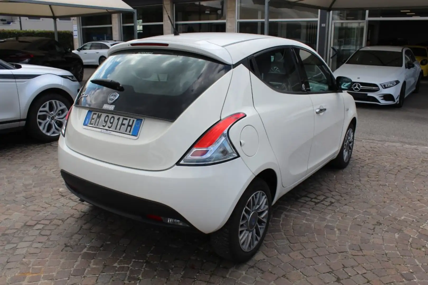 Lancia Ypsilon 1.2 69CV 5 porte GPL NEOPATENTATI Blanc - 2